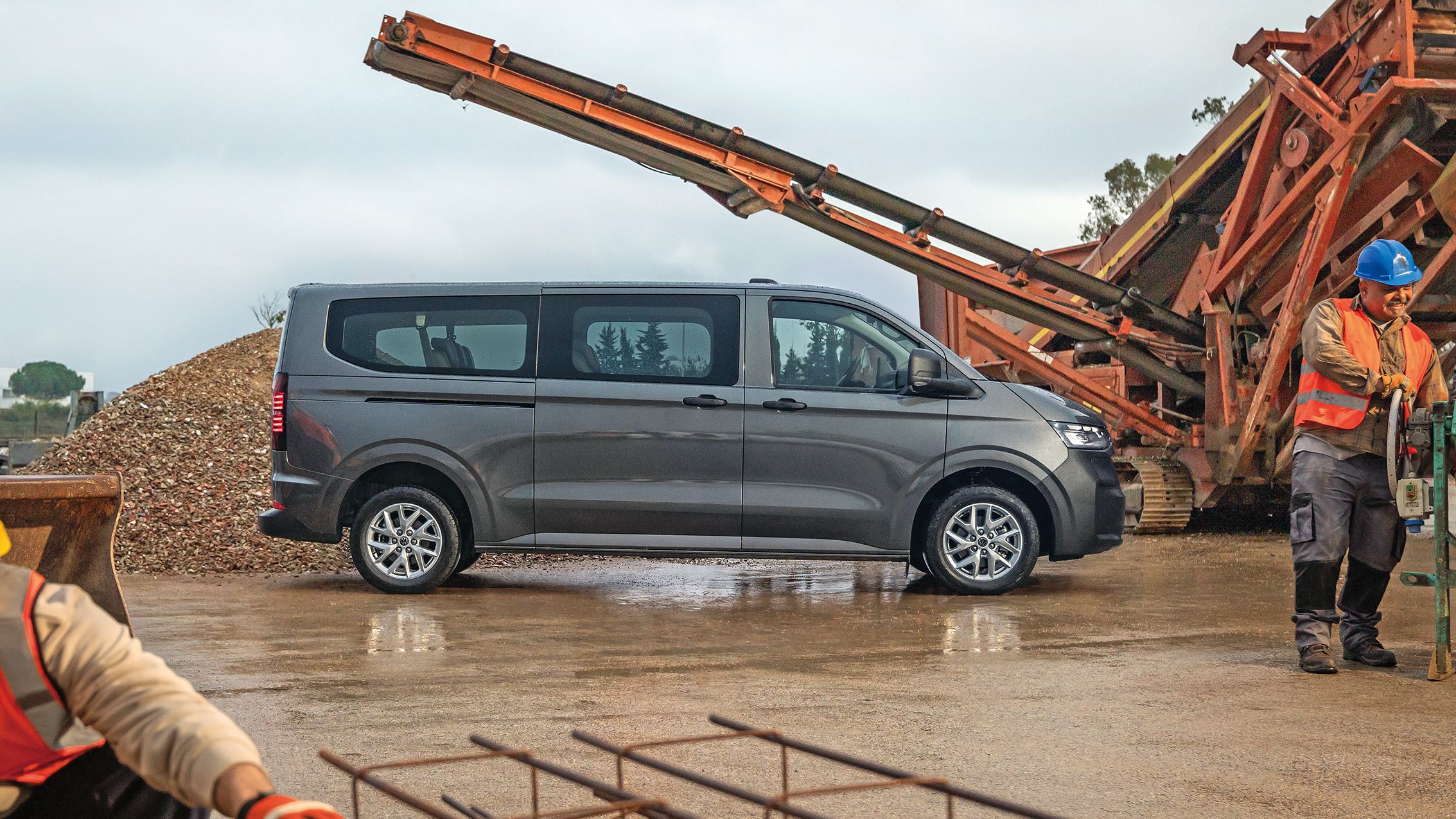 Transporter Kombi in Grau auf Baustelle