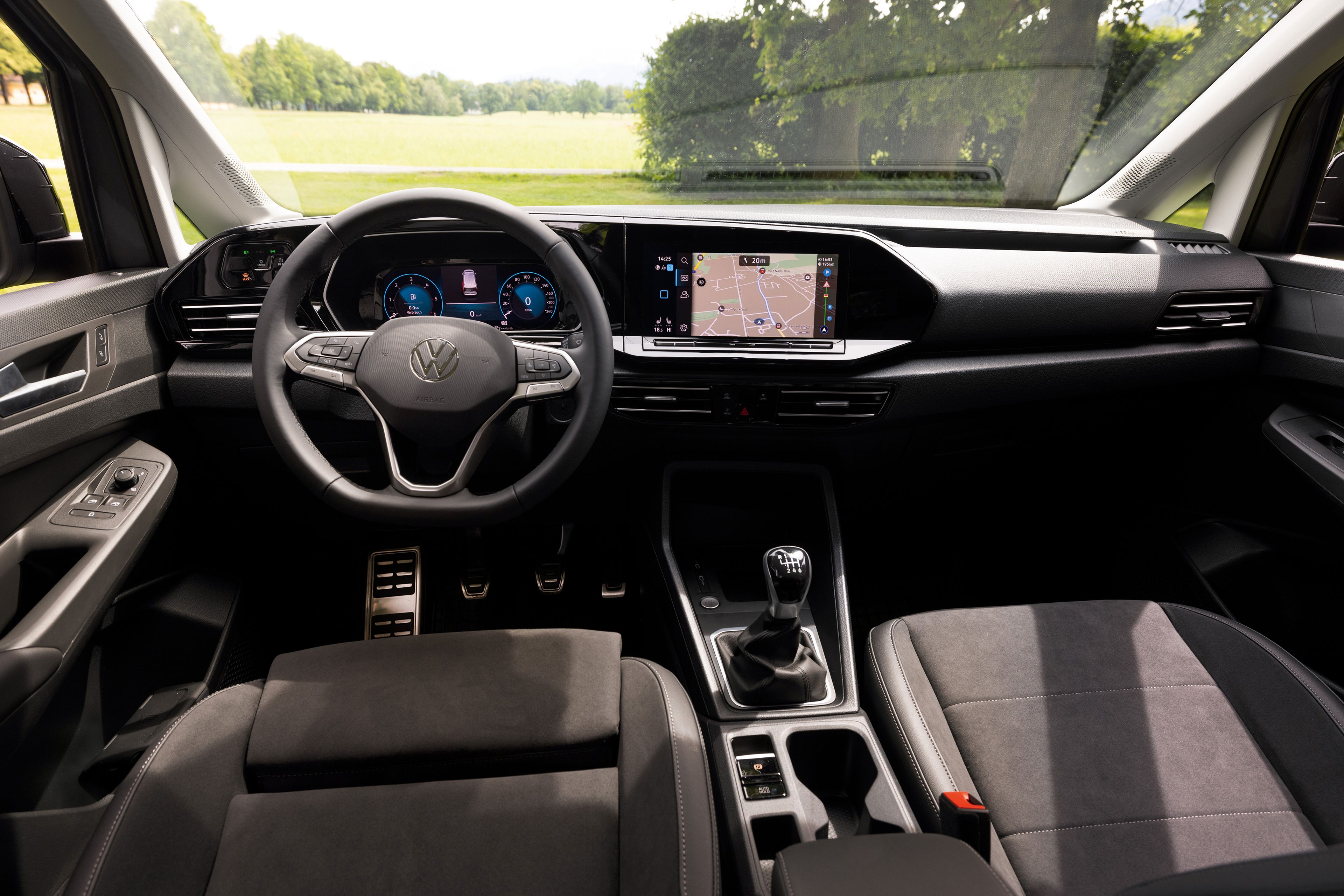 VW Caddy Innenraum Fahrer- und Beifahrerseite mit Multifunktionslenkrad und digitalen Display