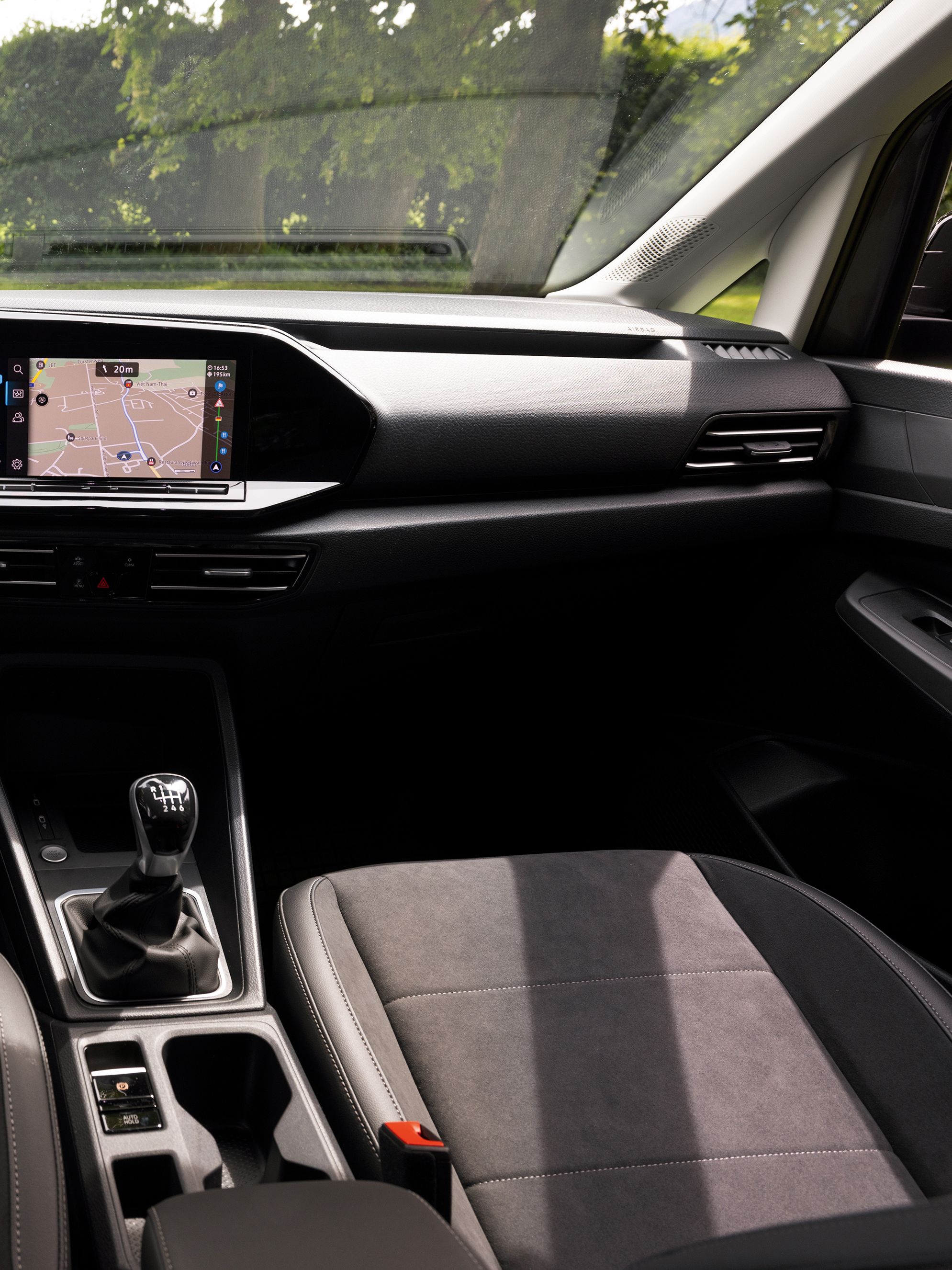 VW Caddy Innenraum Fahrer- und Beifahrerseite mit Multifunktionslenkrad und digitalen Display