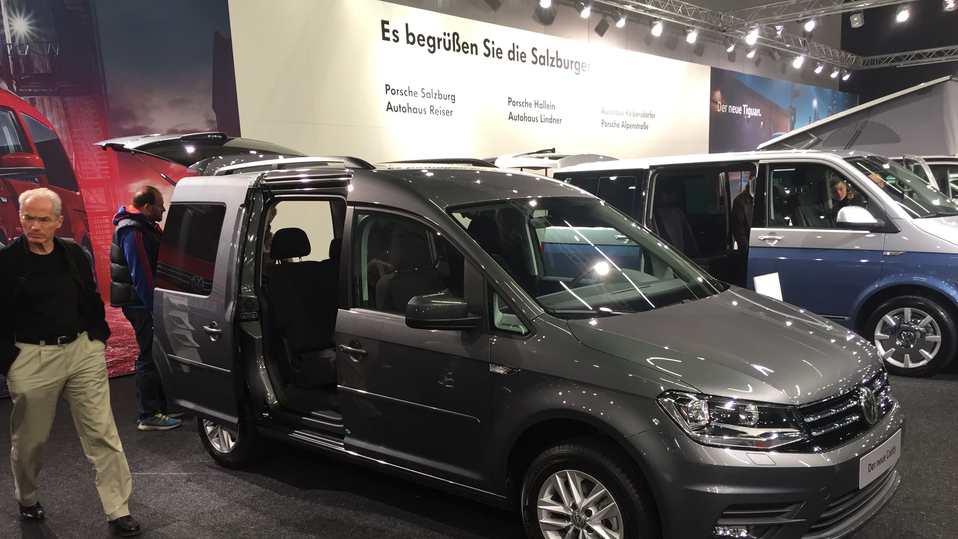 Auto Messe Salzburg Caddy und zweifarbiger Multivan