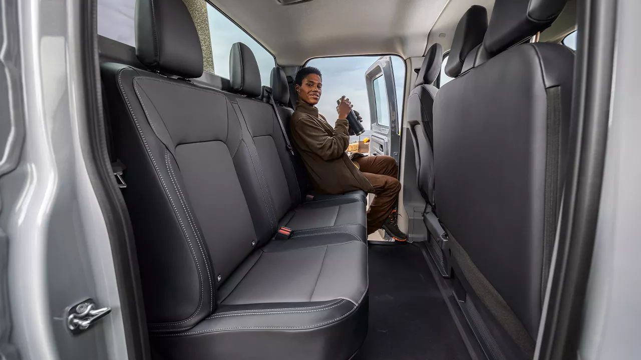 Frau sitzt in VW Transporter