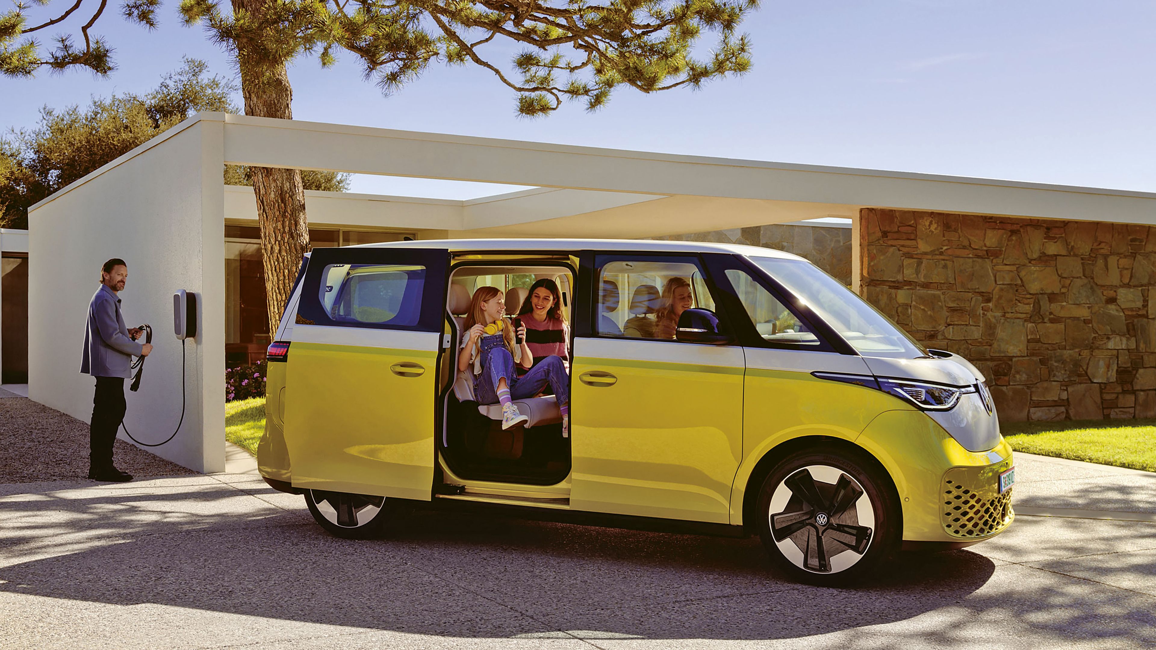 Ein orangener Volkswagen Multivan T7 Energetic Familienauto