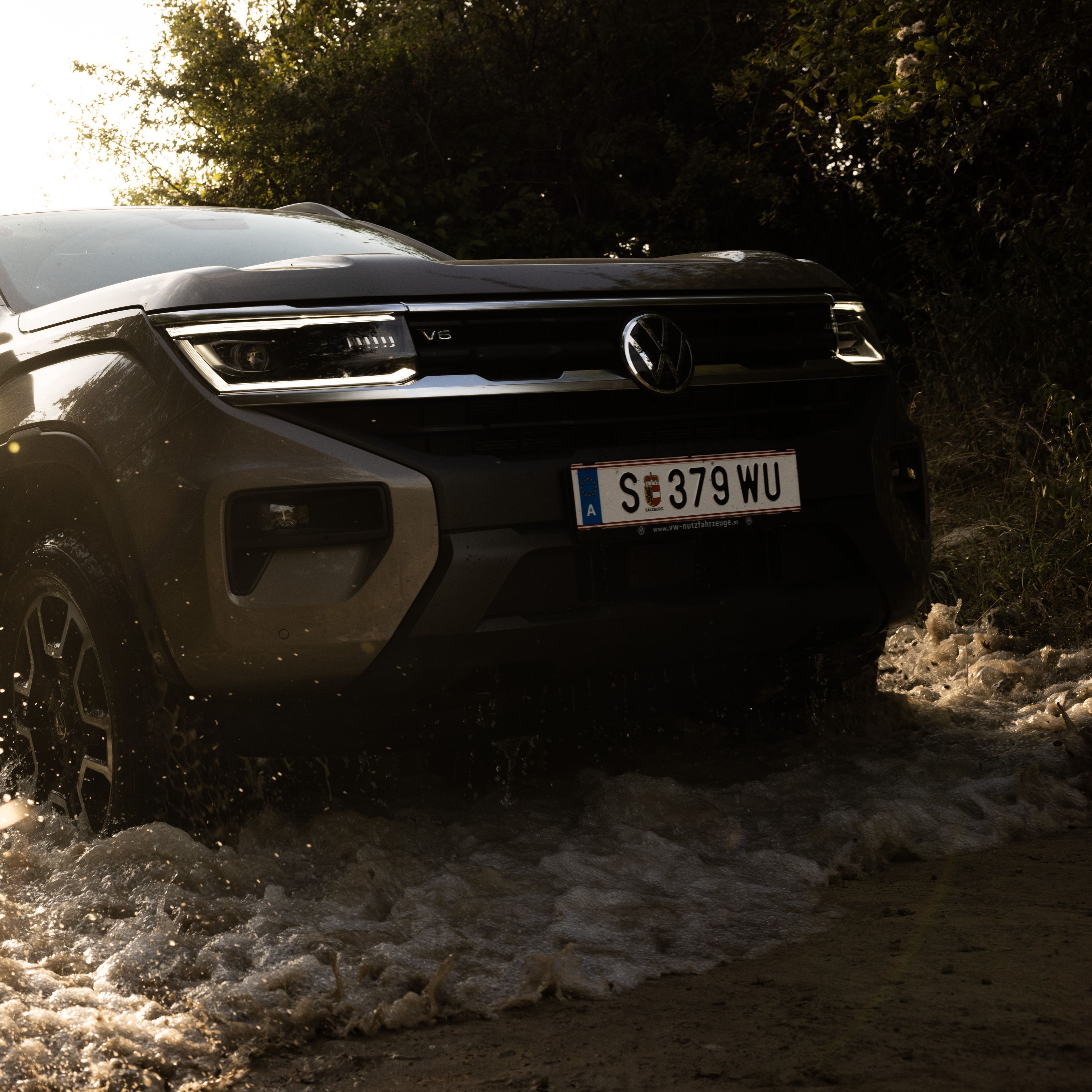 VW Amarok fährt durch Gewässer 
