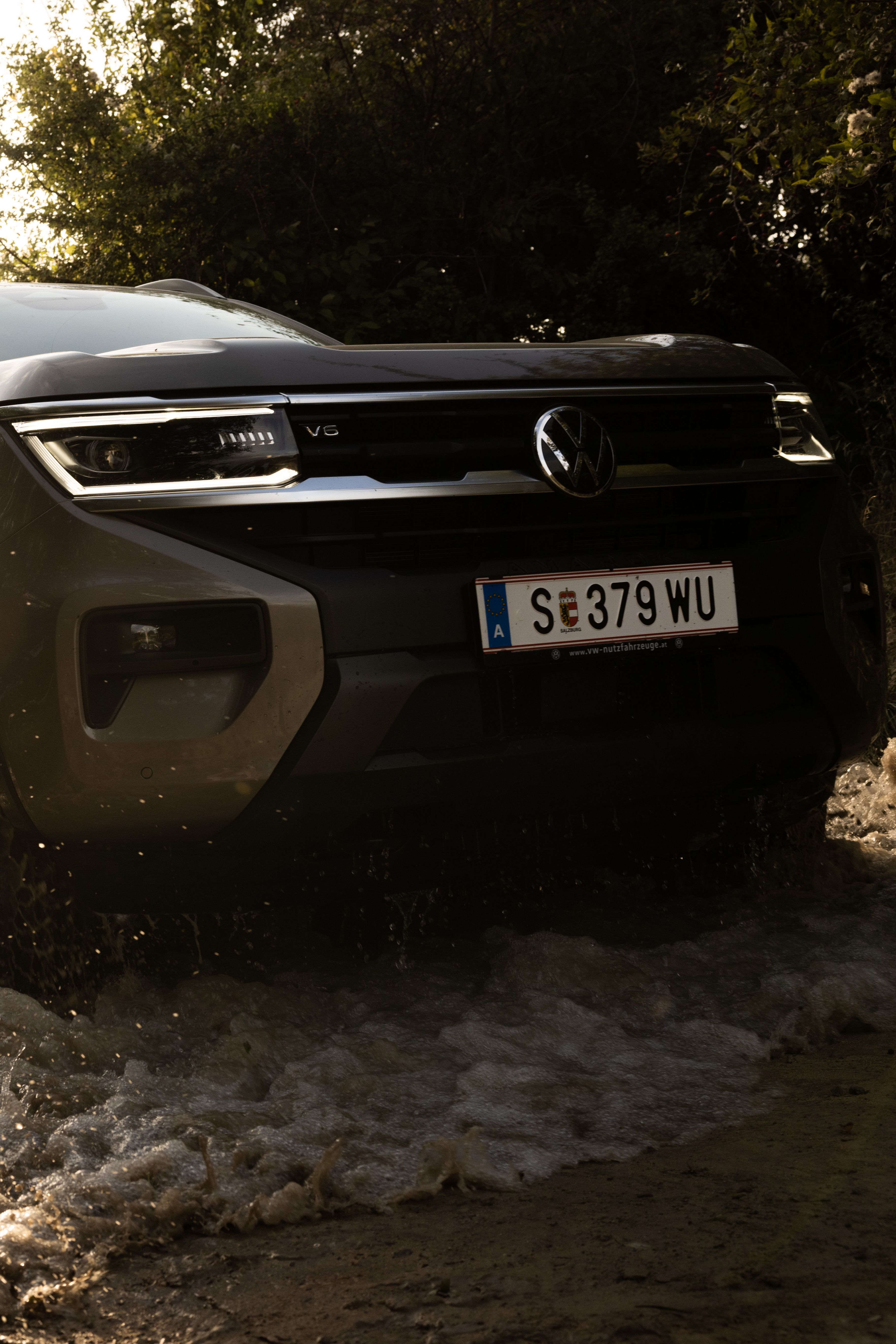 VW Amarok fährt durch Gewässer 