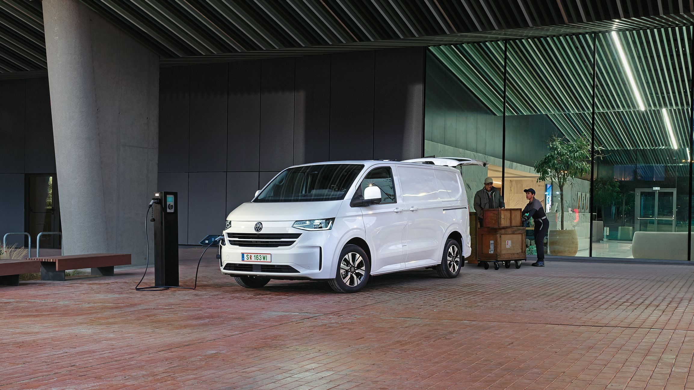 VW e-Transporter Kastenwagen wird geladen
