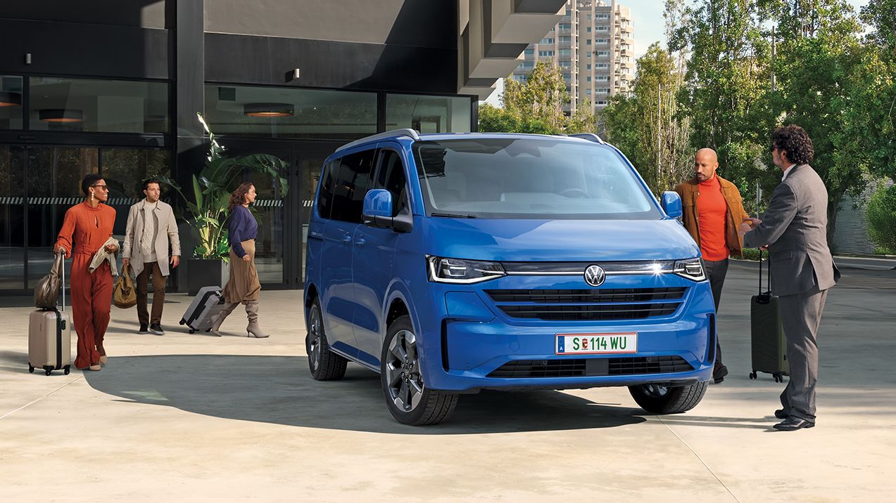 Caravelle in Blau vor Gebäude