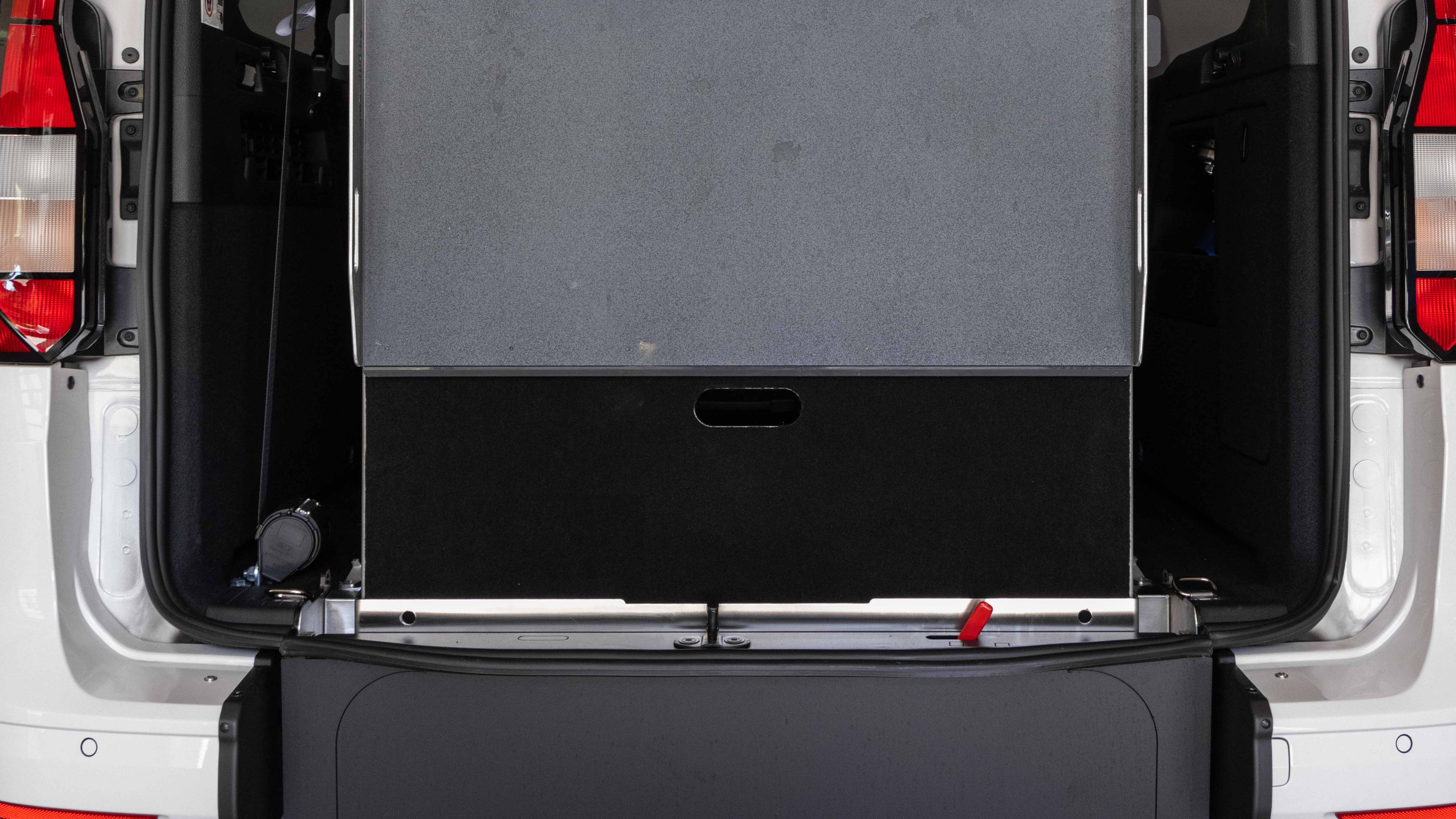 VW Caddy Umbau von hinten, Rollstuhlrampe ersichtlich
