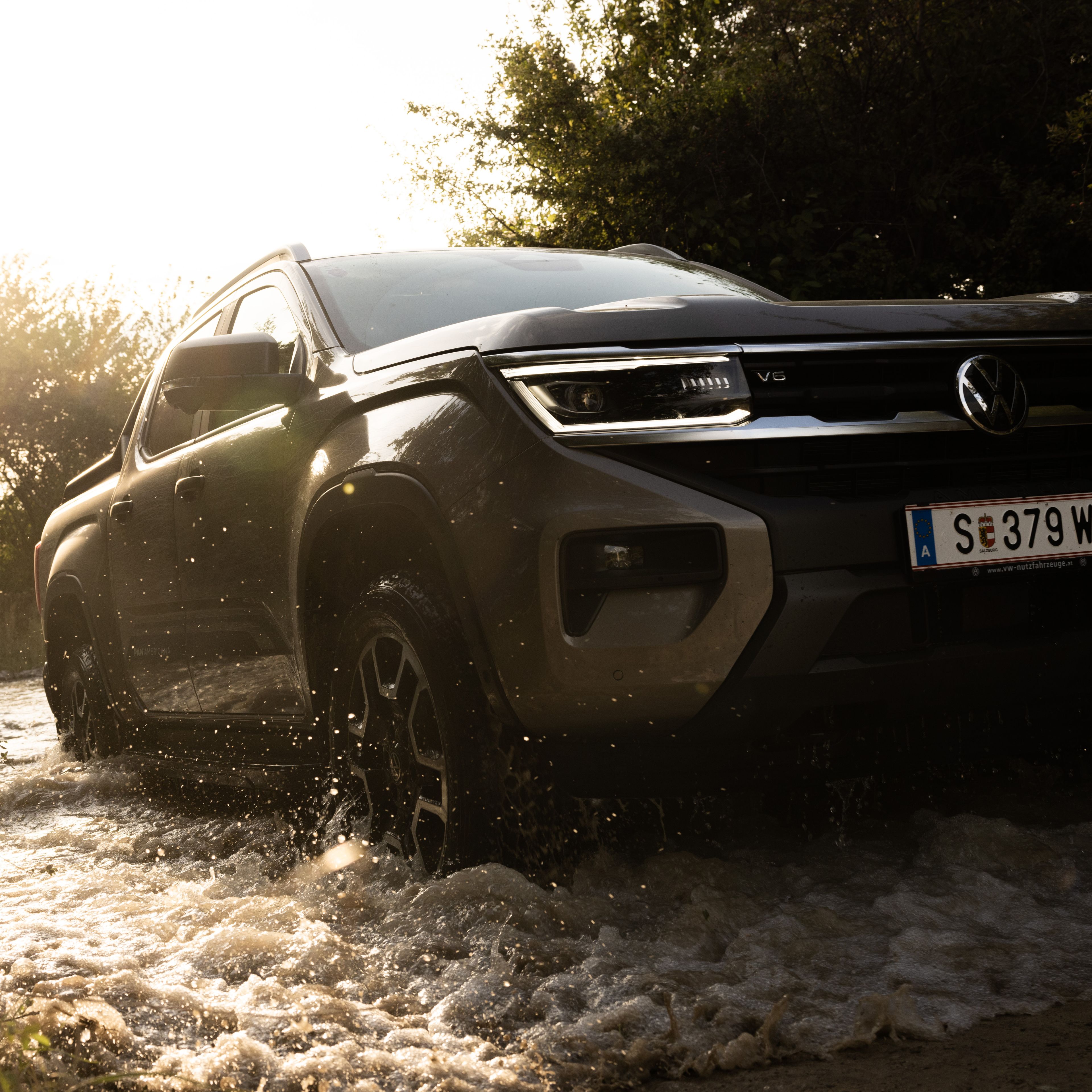 VW Amarok fährt durch Gewässer 