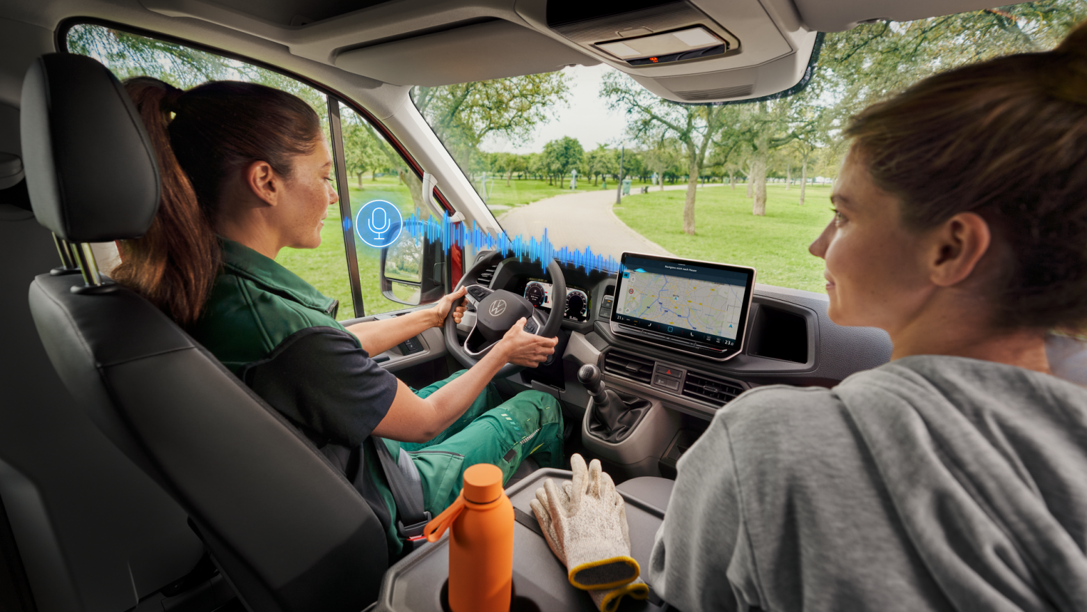 Zwei Frauen sitzen in einem Crafter und nutzten die Sprachsteuerung 