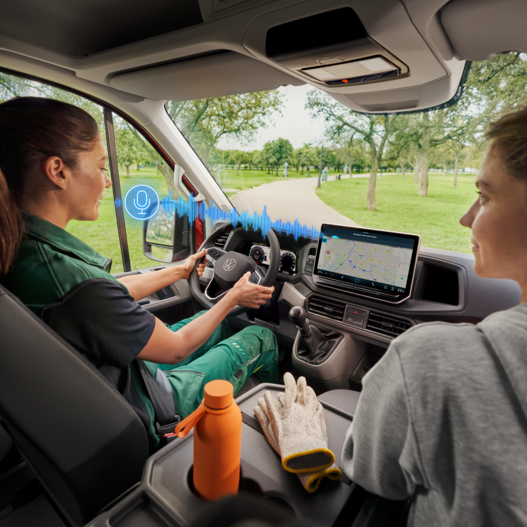 Zwei Frauen sitzen in einem Crafter und nutzten die Sprachsteuerung 