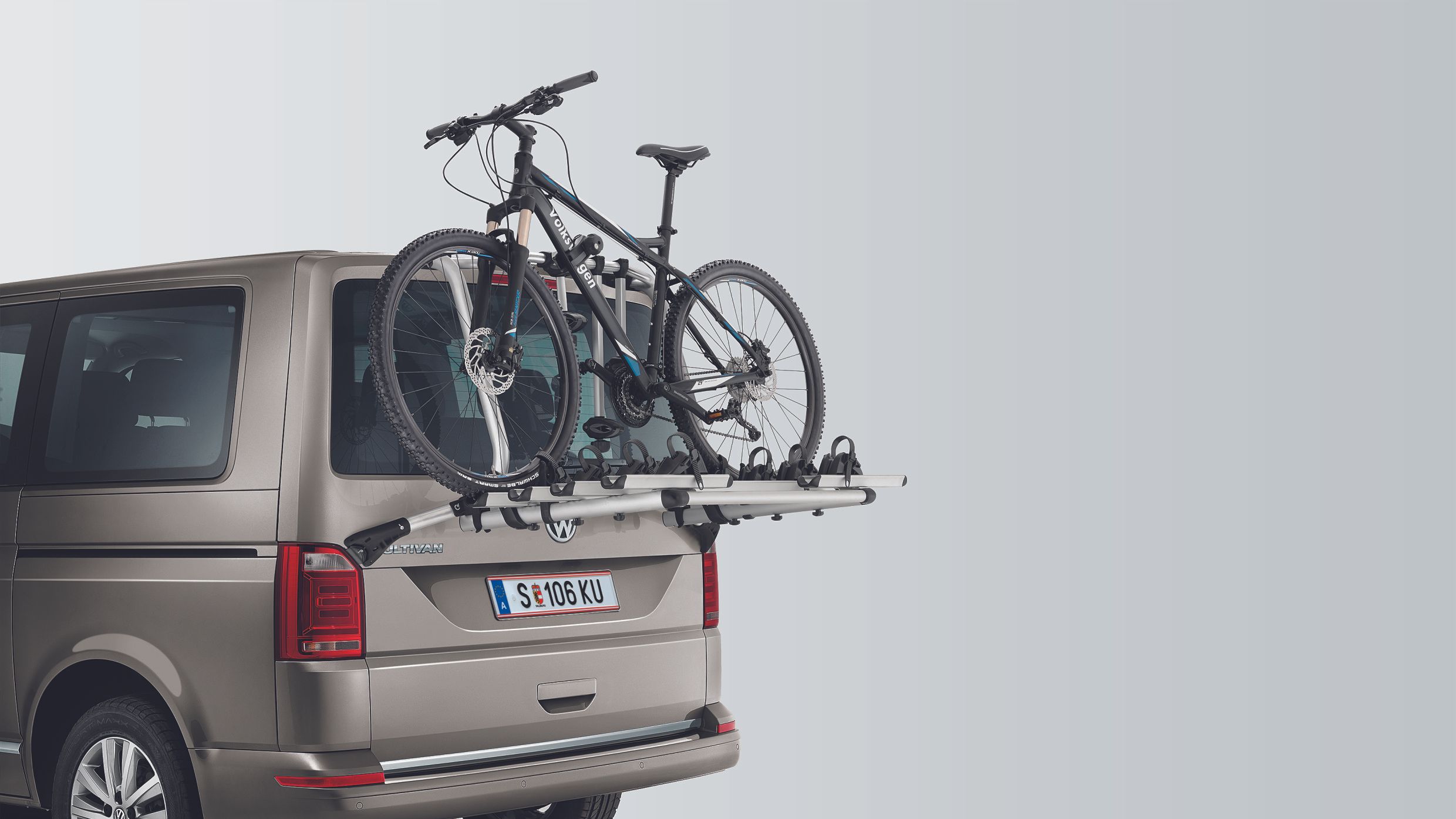 VW Nutzfahrzeug mit Fahrrad Heckträger