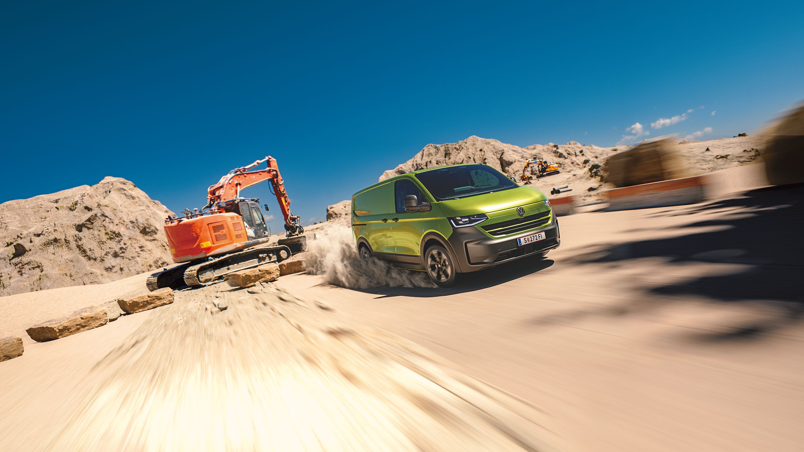 VW Transporter fährt durch den Sand