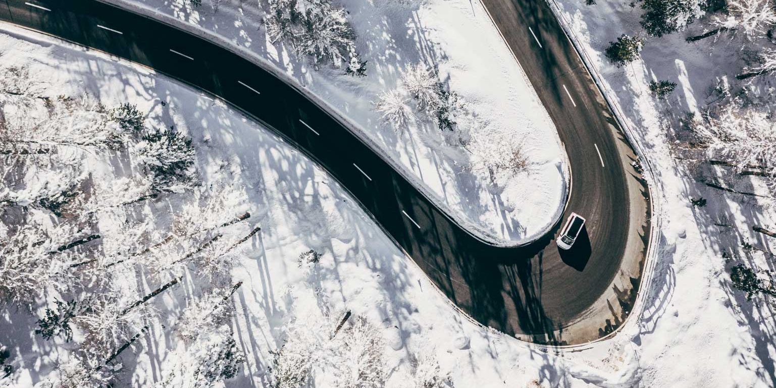 Drohnenflug über ein VW Nutzfahrzeug auf Winterstraße