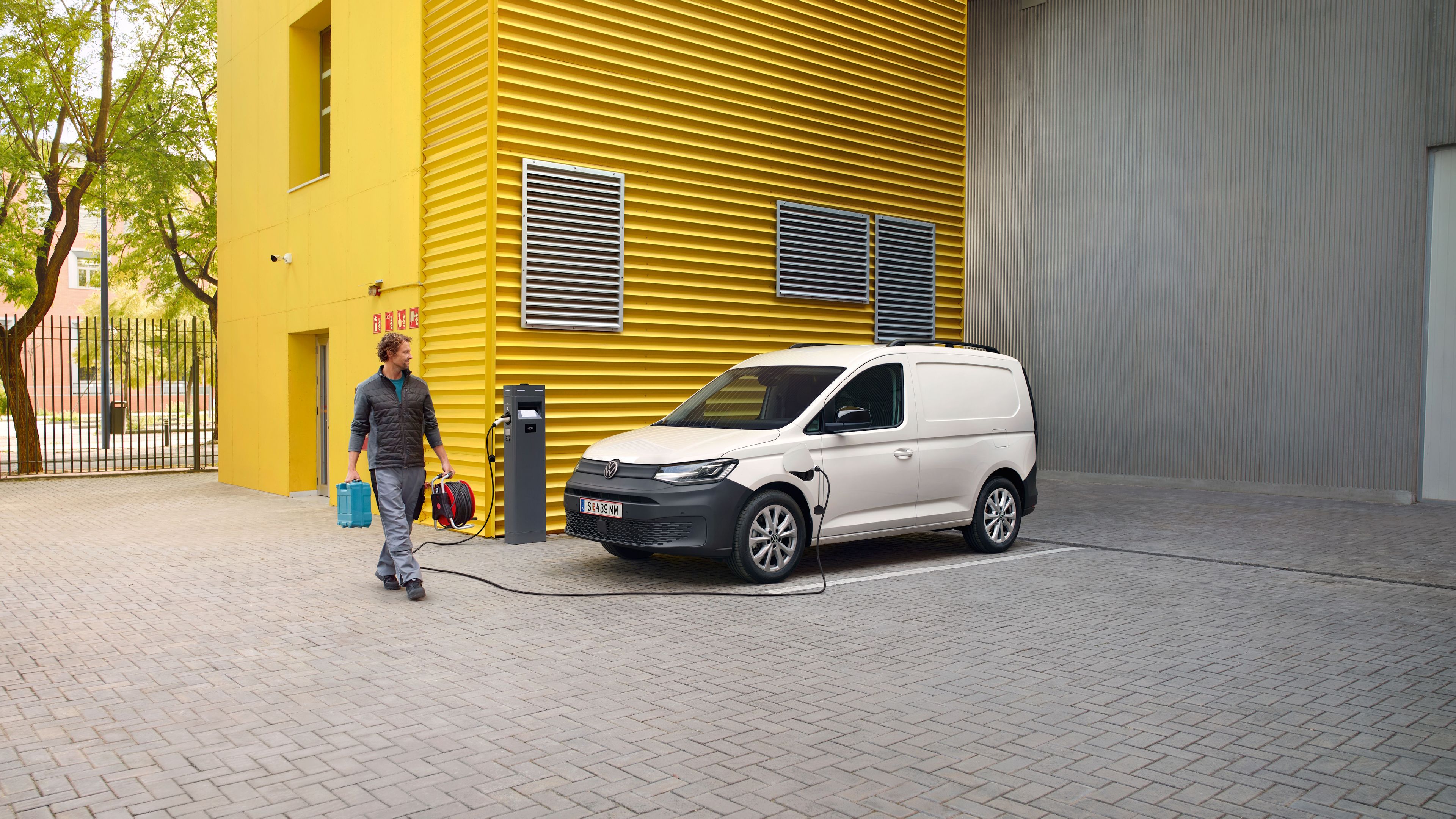 Caddy Cargo eHybrid wird geladen.