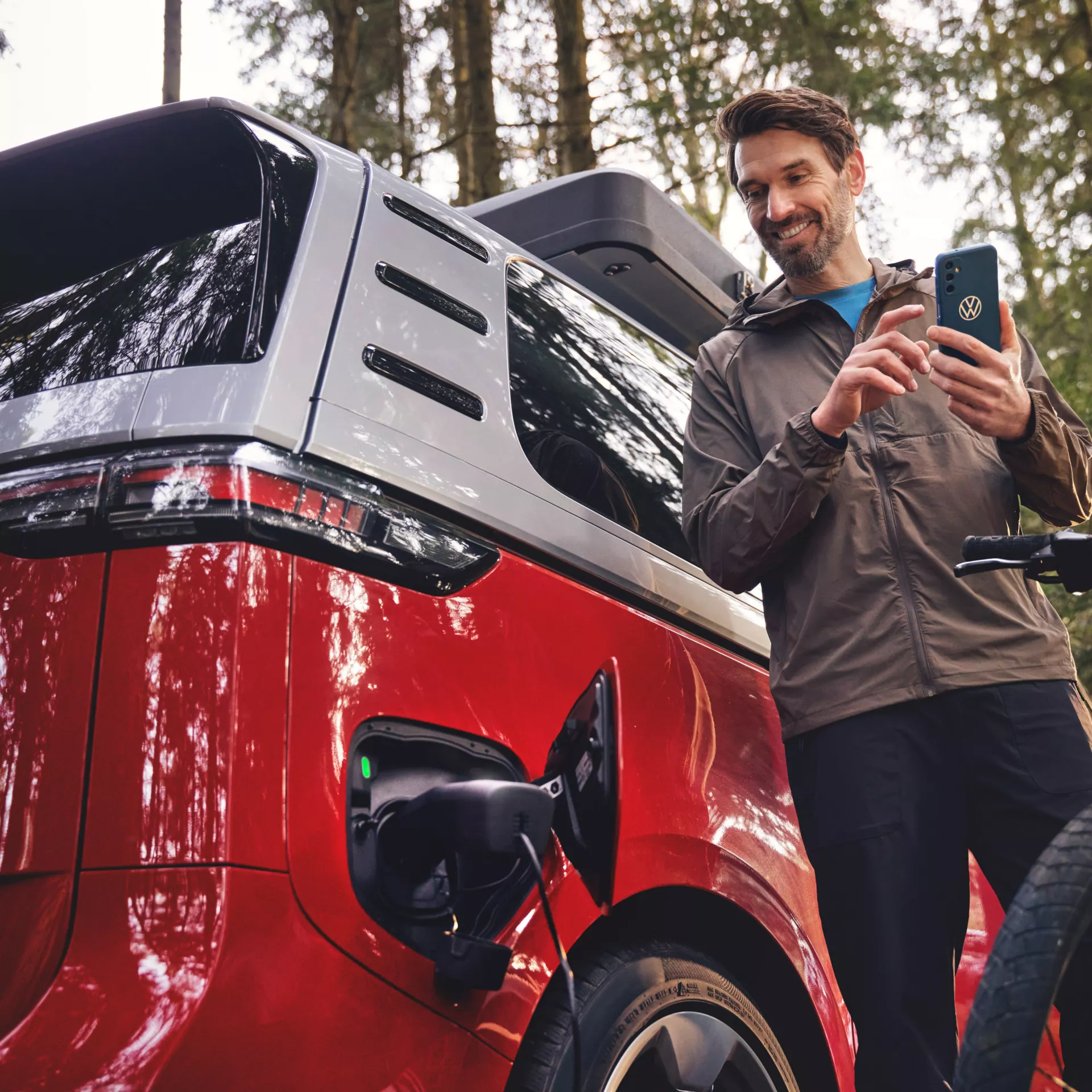Mann mit Smartphone steht vor ID. Buzz.
