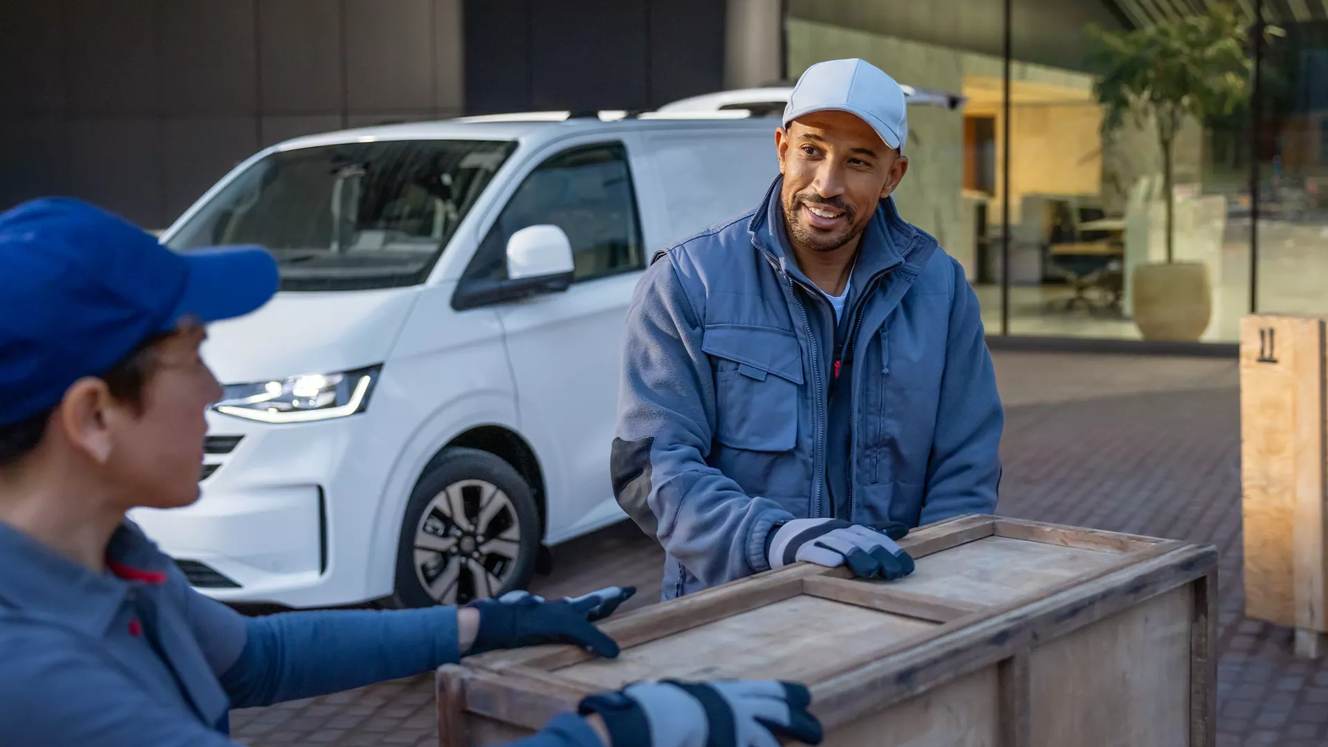 Der neue VW Transporter wird beladen