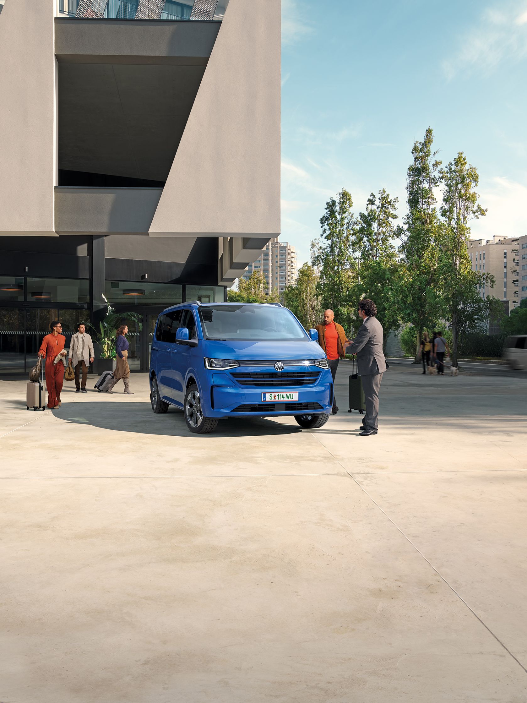 Caravelle in Blau vor Gebäude