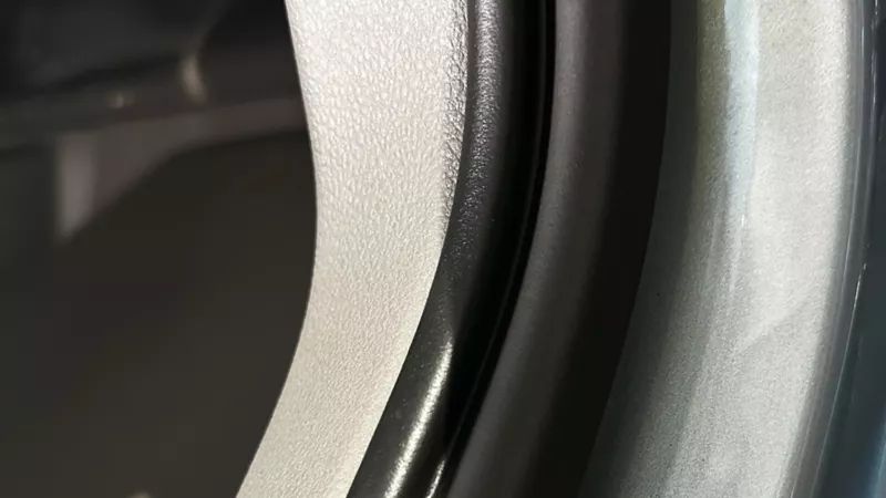 Fokusaufnahme der Gummidichtungen am Türfenster eines Volkswagen California.