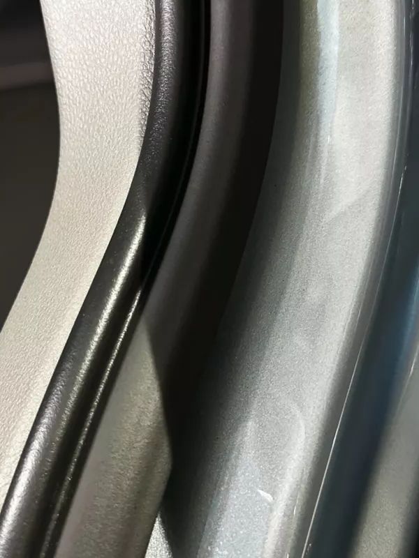 Fokusaufnahme der Gummidichtungen am Türfenster eines Volkswagen California.