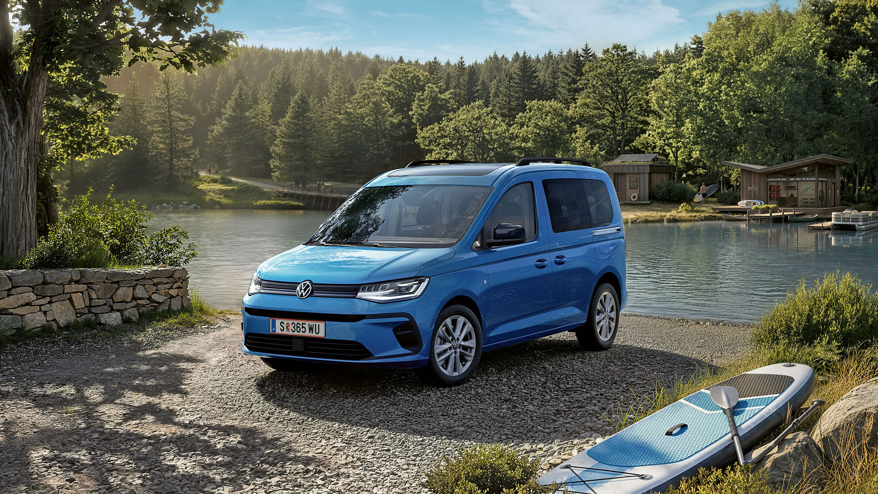 Der neue Caddy California 2026 in Blau steht an See.