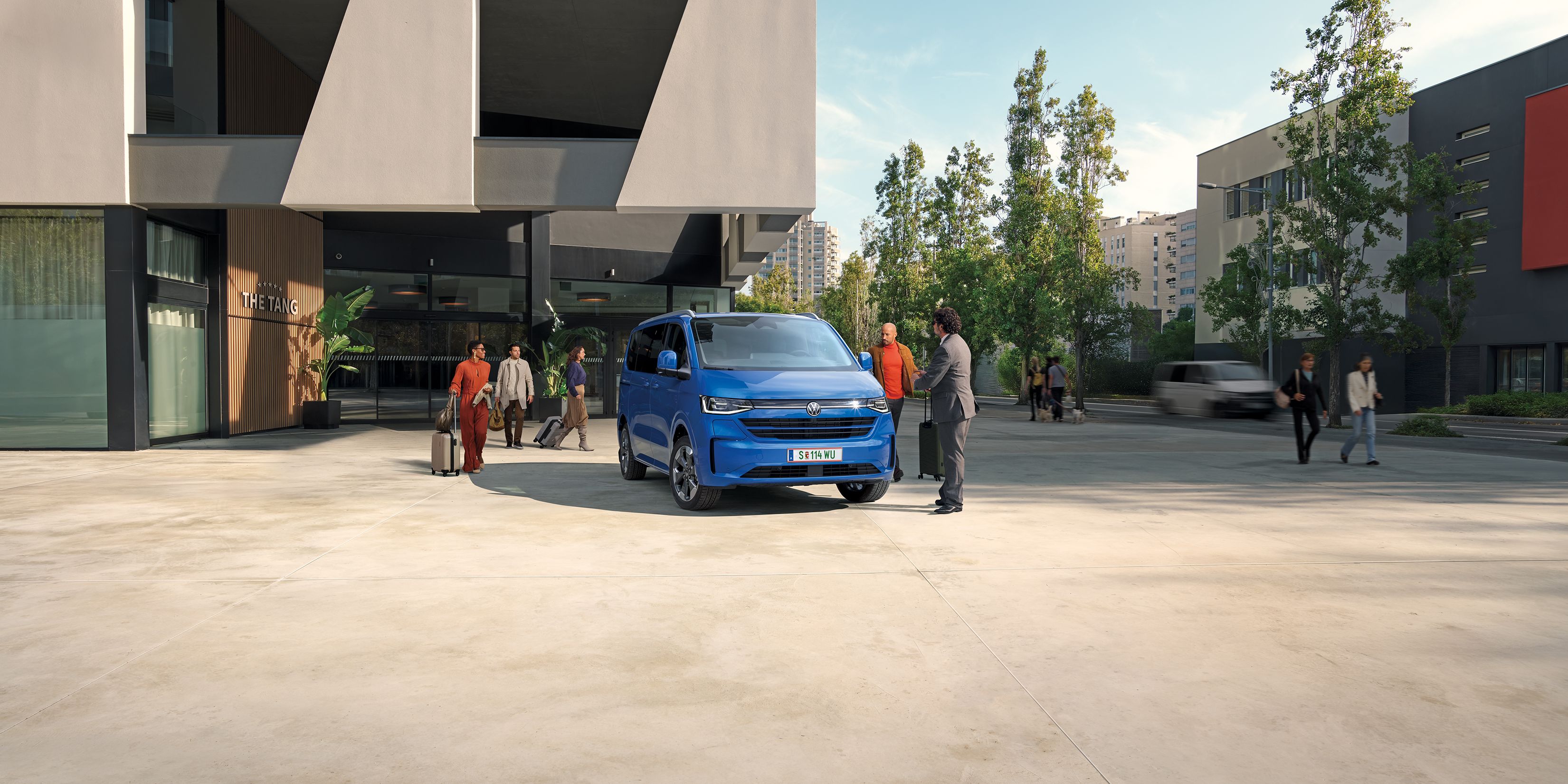 Caravelle in Blau vor Gebäude