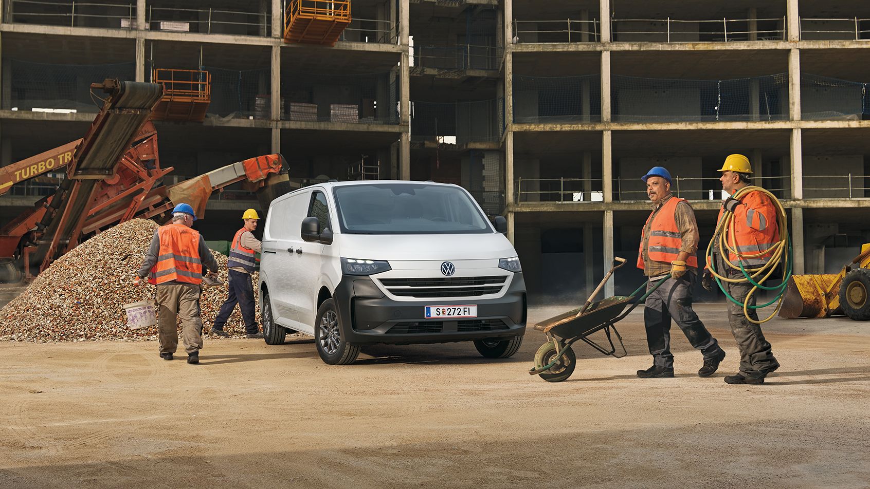 Transporter Kastenwagen auf Baustelle