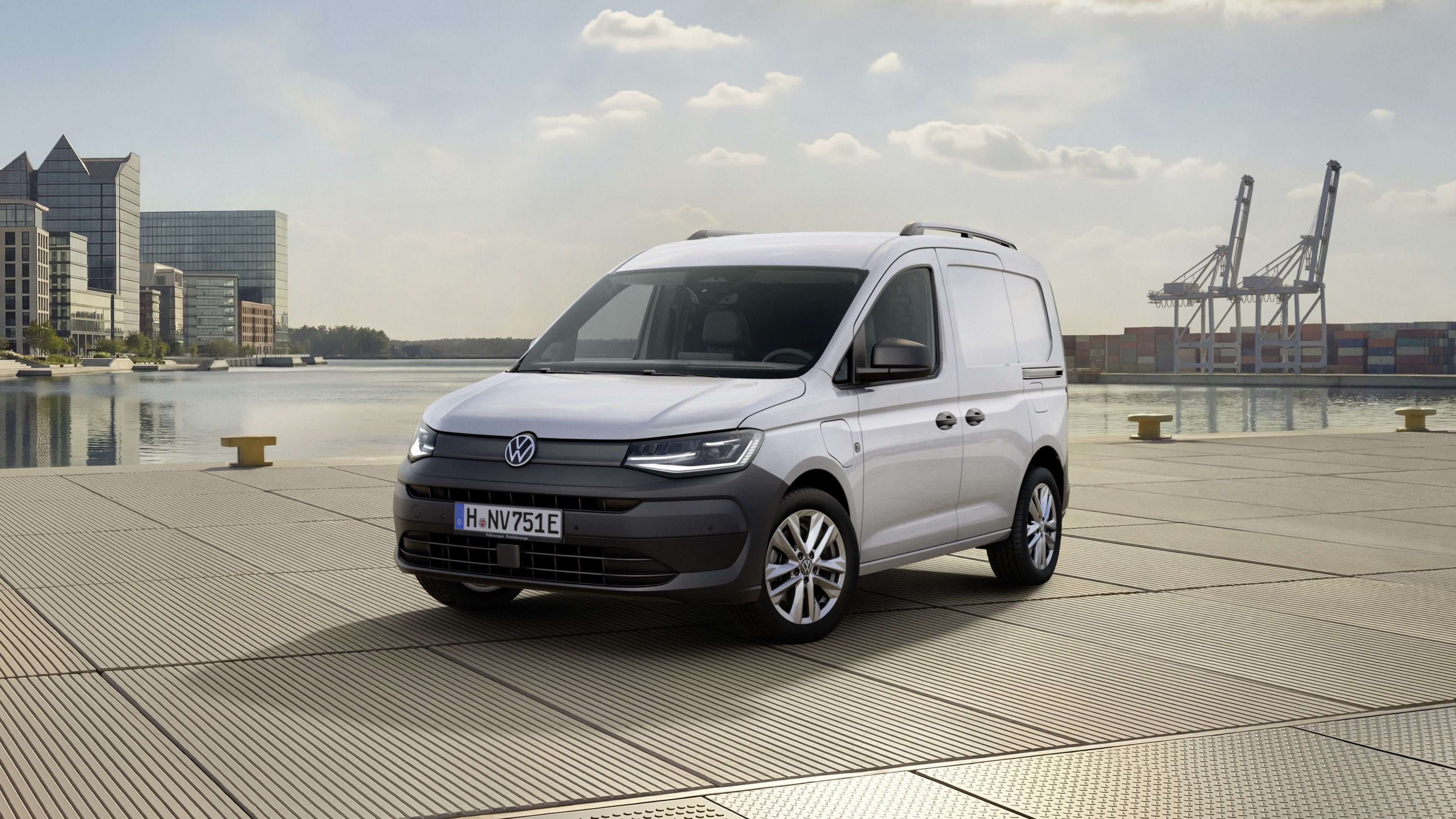 Der neue VW Caddy Cargo 2026 in Weiß steht am Wasser.