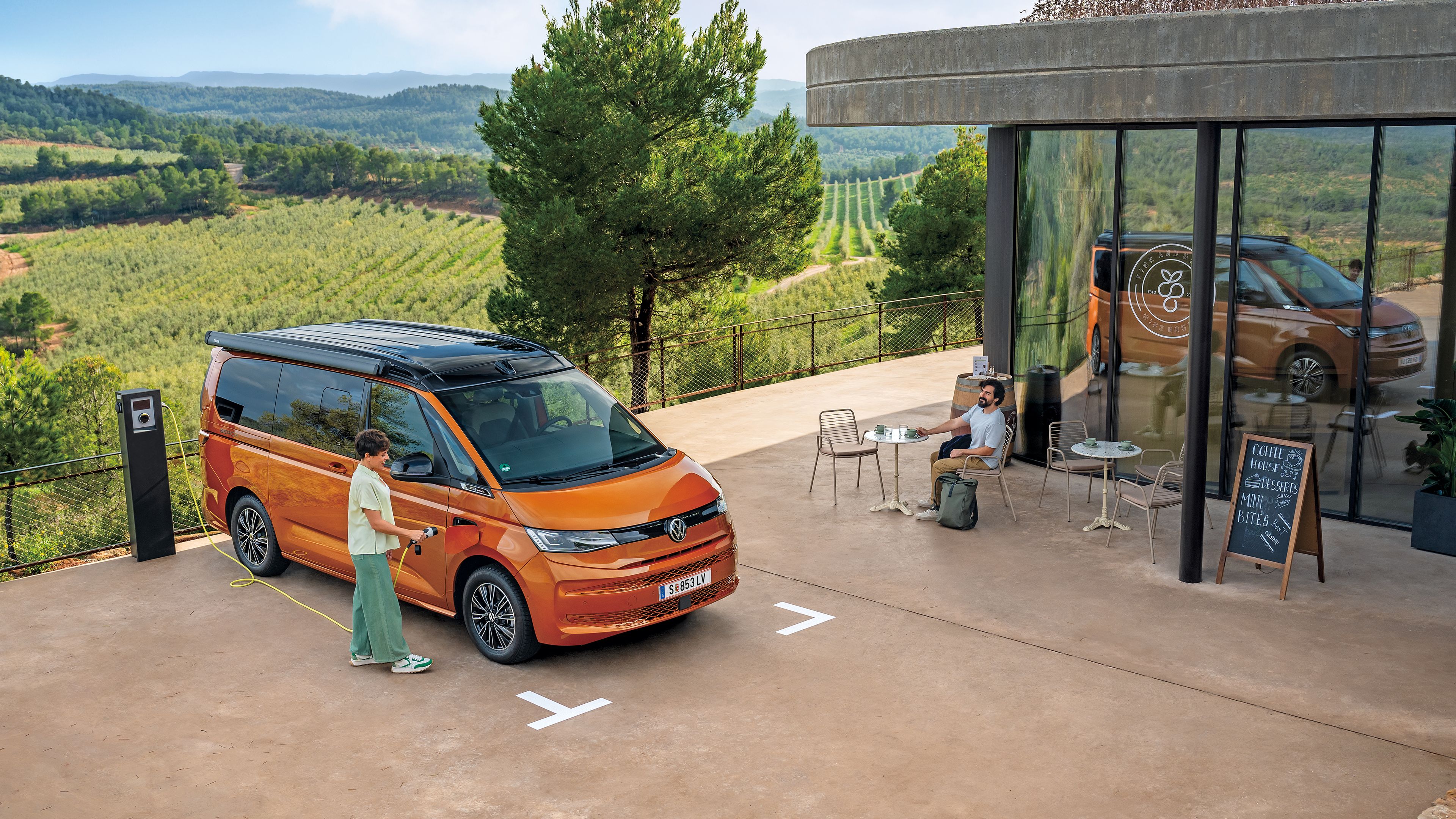 California eHybrid an einer Ladesäule