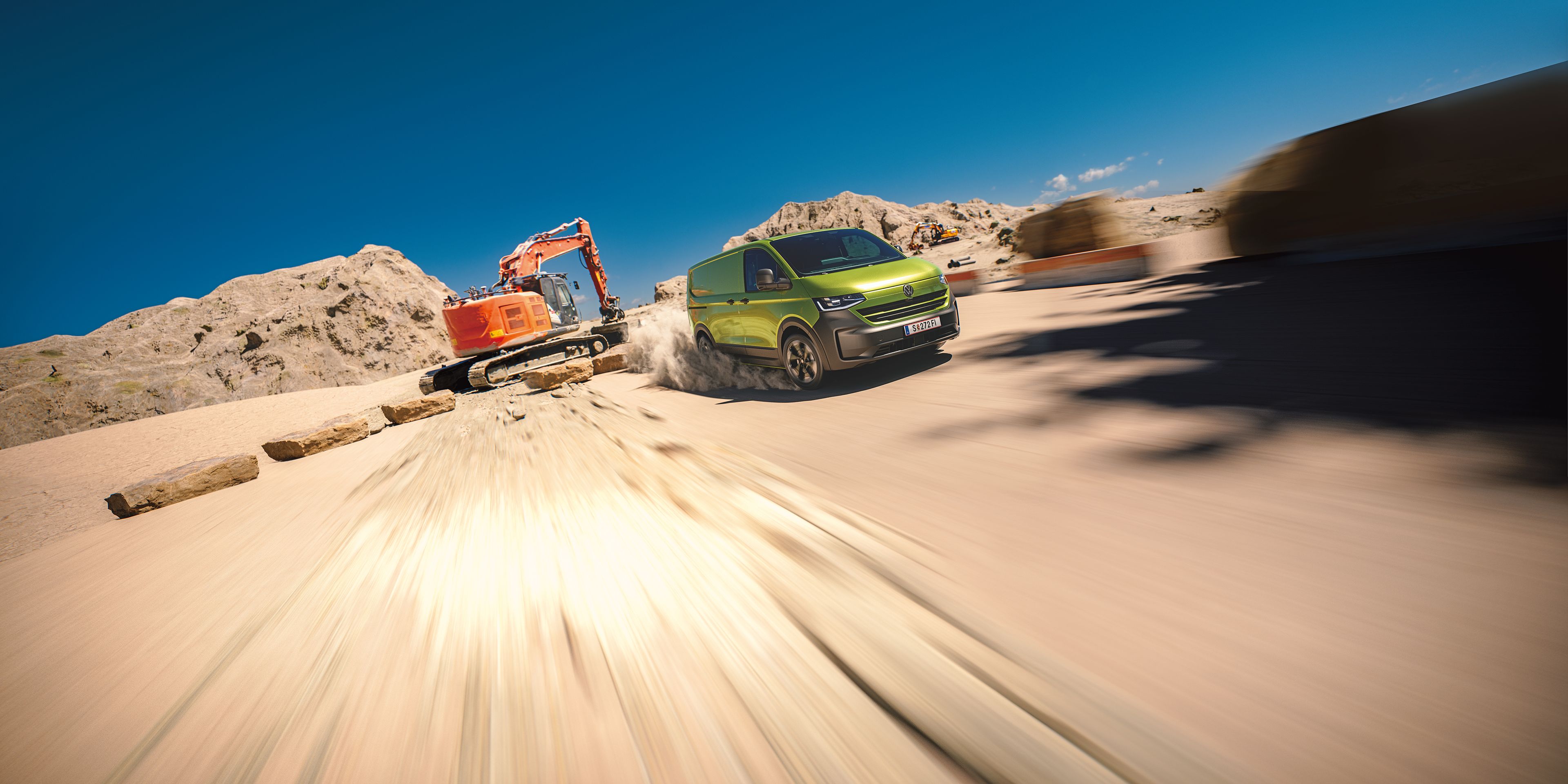 VW Transporter fährt durch den Sand