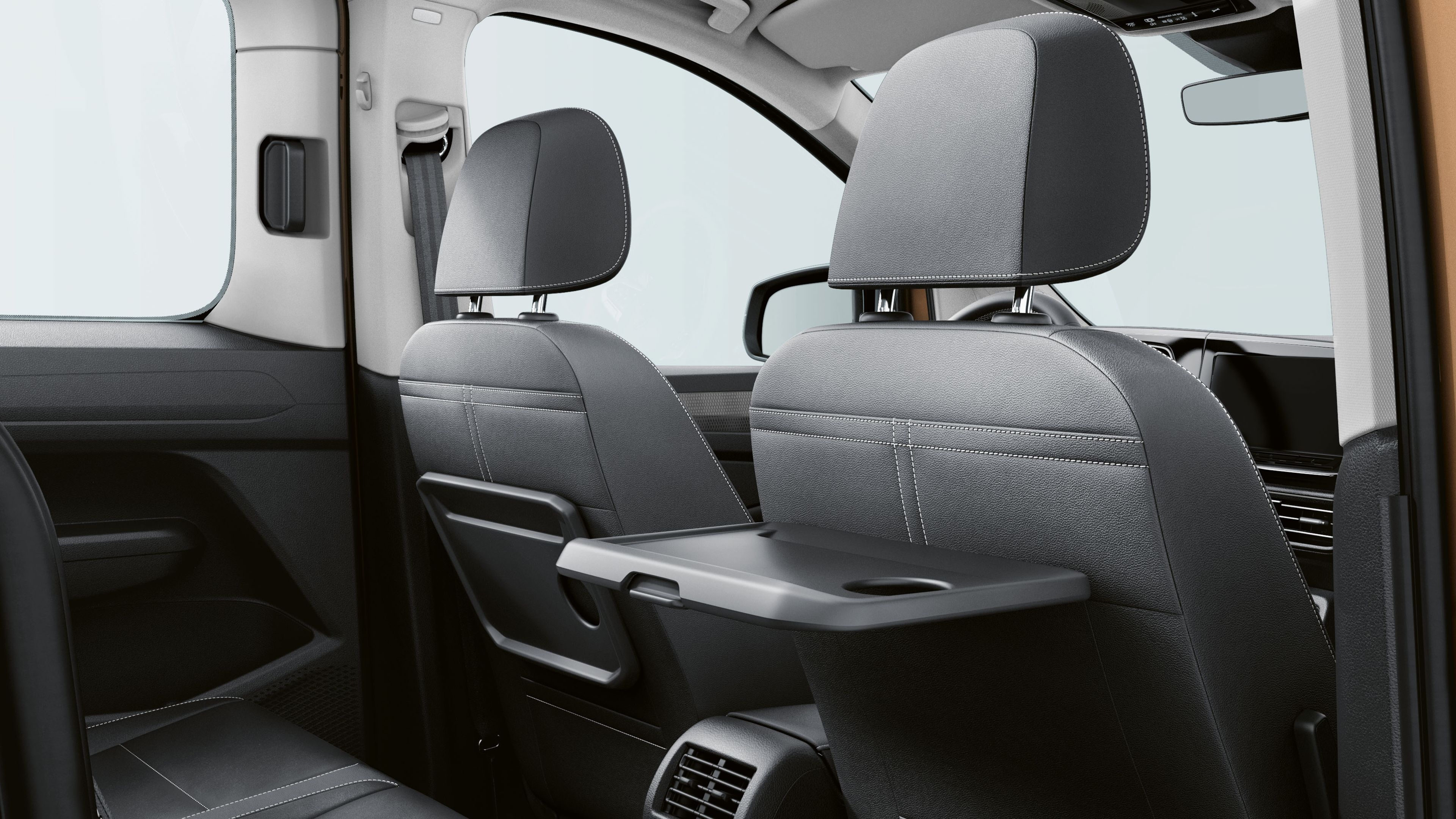 Die Klapptische an den Rücksitzen des VW Caddy sind zu sehen.