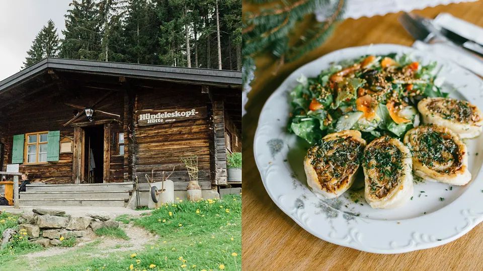Links ist ein rustikales Holzhaus in alpiner Umgebung mit grüner Wiese und Wald im Hintergrund. Rechts ist ein Teller mit einem bunten Salat und gerolltem Gebäck mit Kräutern.