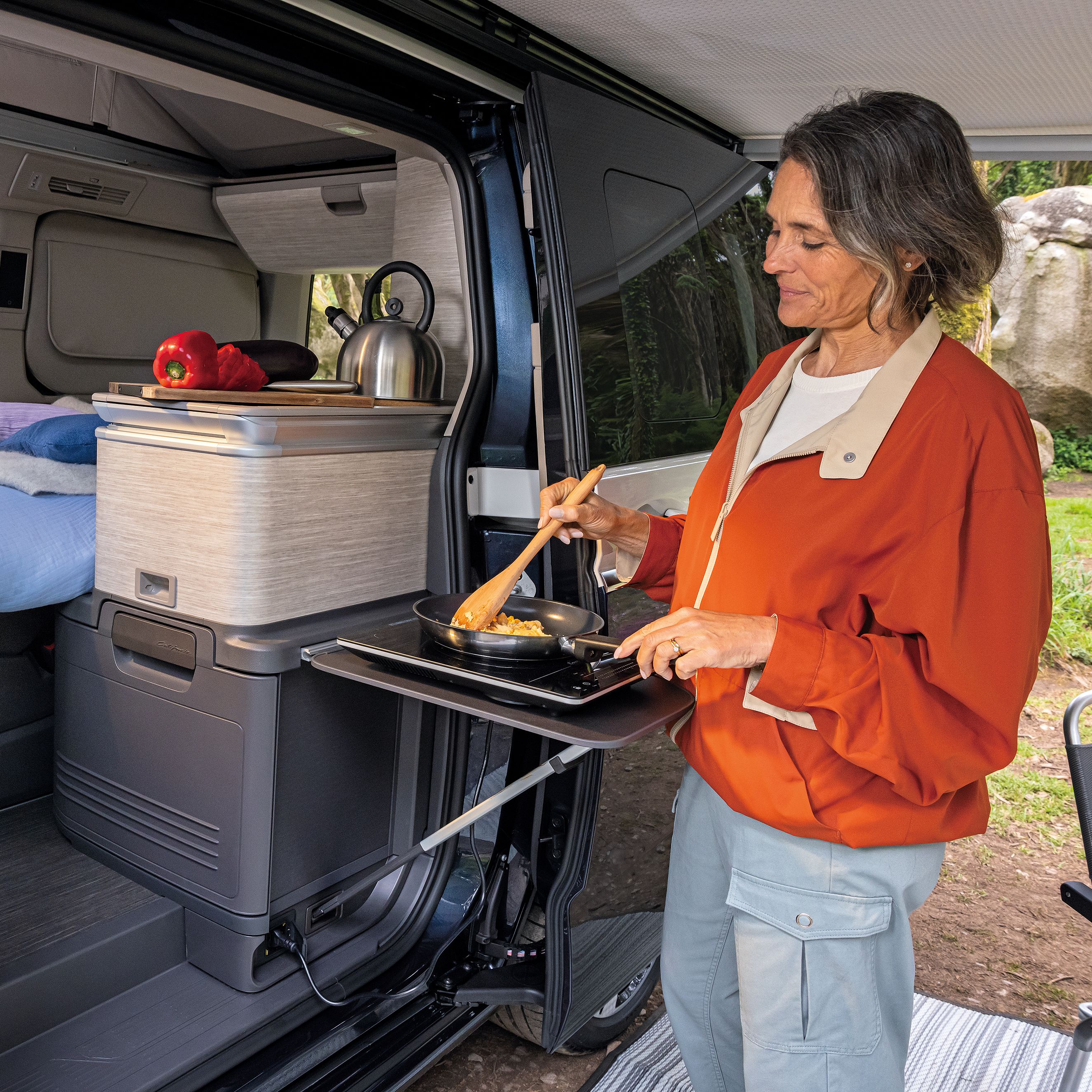 Eine Frau kocht als Frühstück ein Rührei in der Küche des New California
