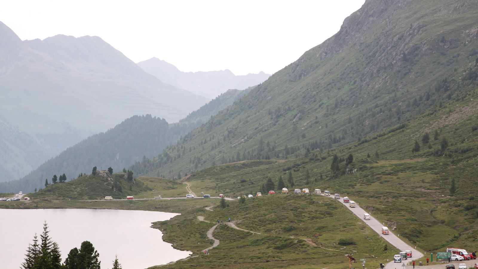 Bullikolonne mit Berpanorama