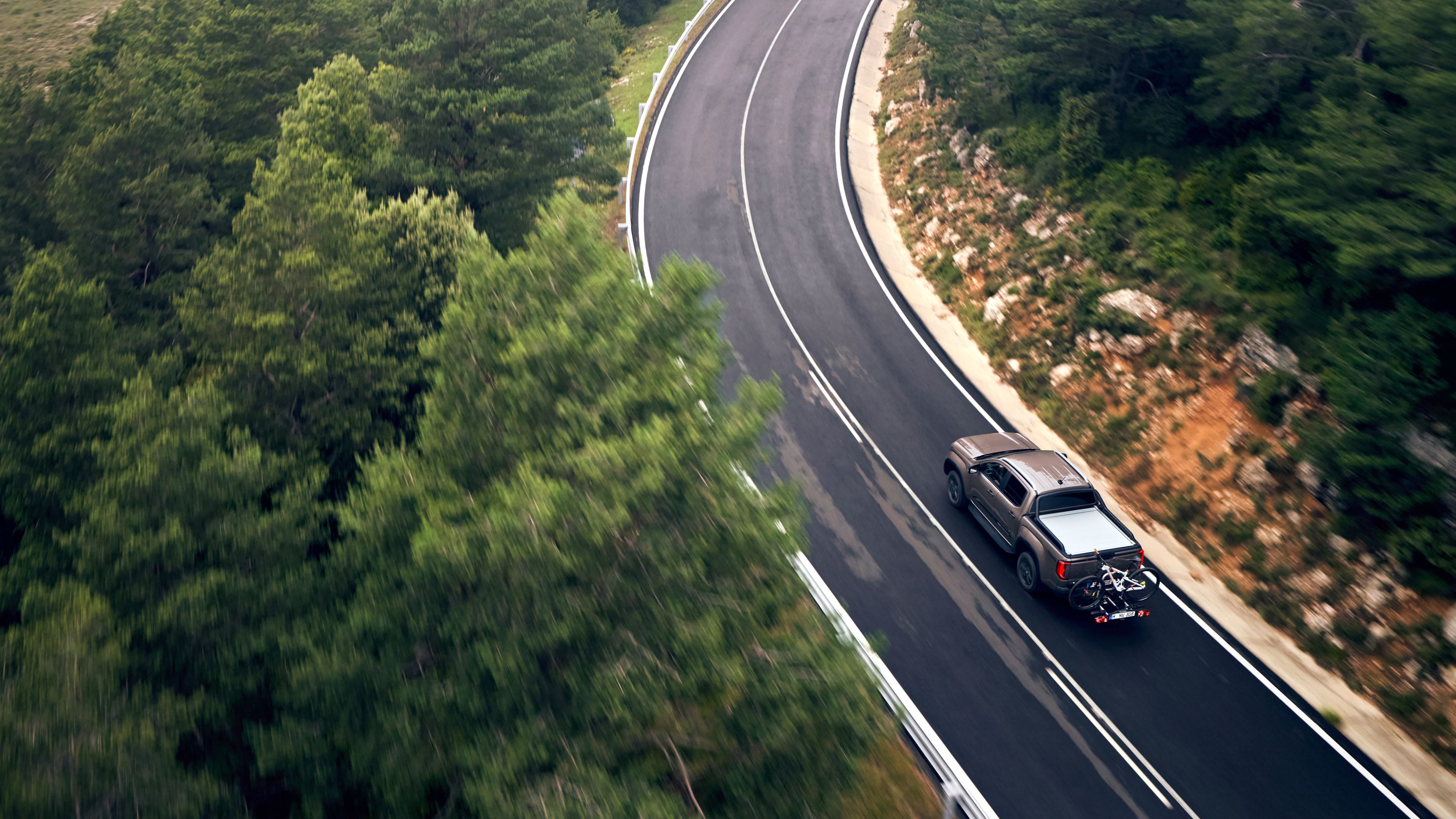 Amarok durchfährt eine Kurve bei Nässe