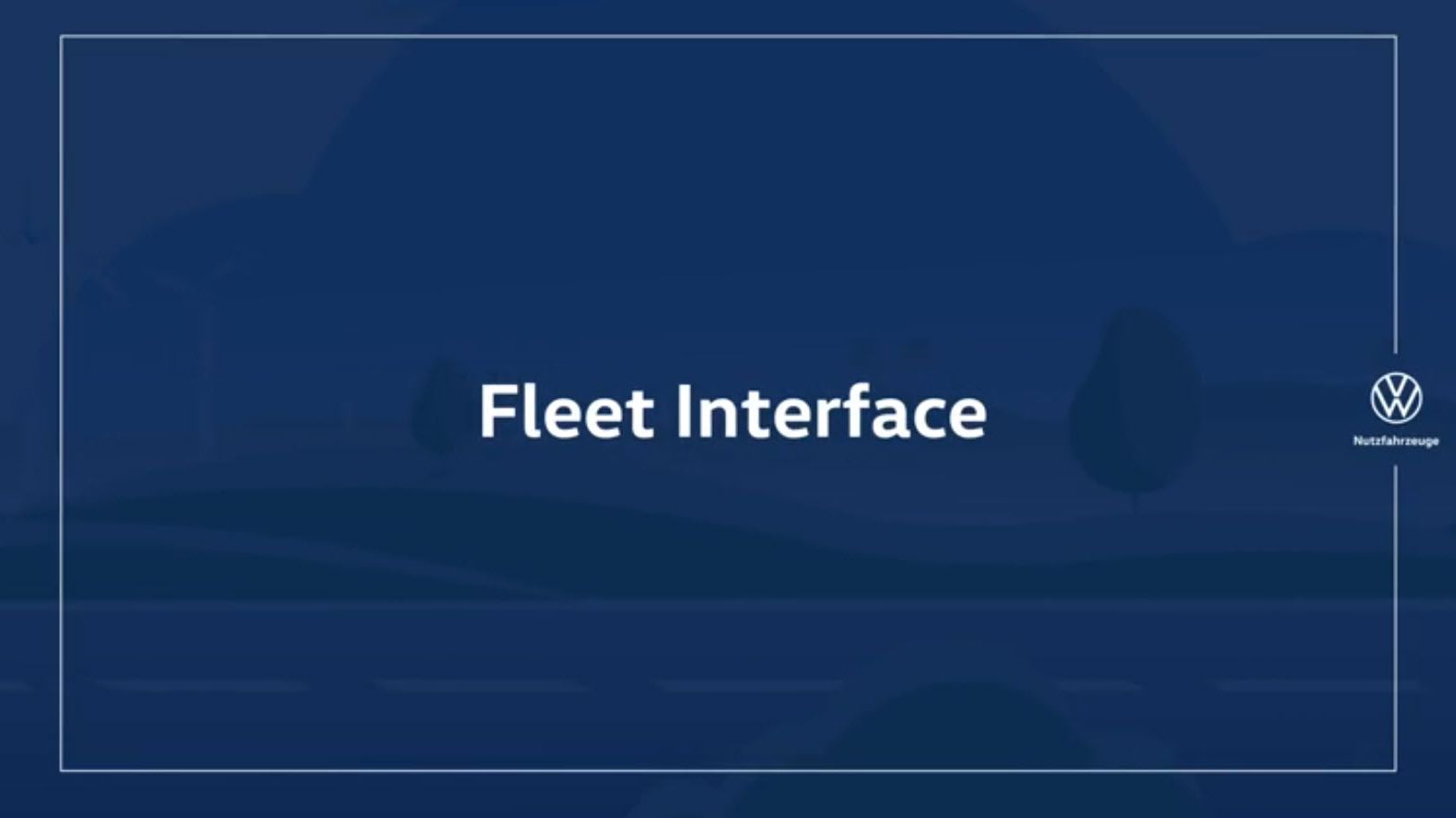 Blauer Hintergrund mit dem Text "Fleet Interface" in der Mitte. Unten rechts befindet sich das Logo von Volkswagen. Im Hintergrund sind stilisierte Landschaftselemente wie Bäume und Hügel zu erkennen.
