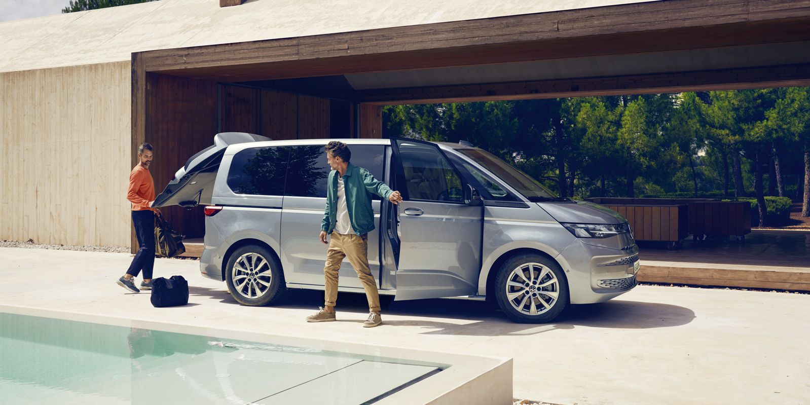 Volkswagen Multivan vor einem Hotel