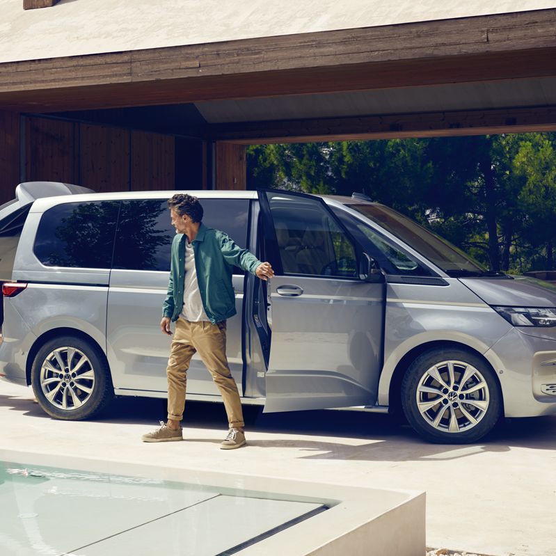 Volkswagen Multivan vor einem Hotel