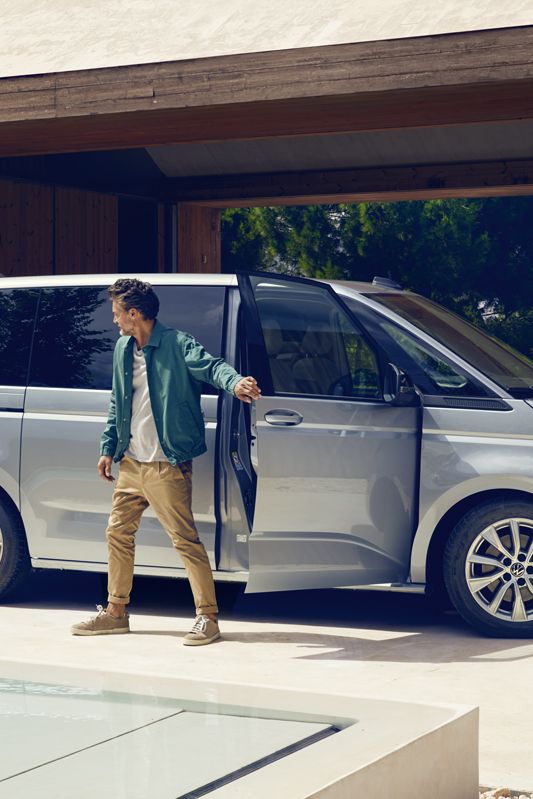 Volkswagen Multivan vor einem Hotel
