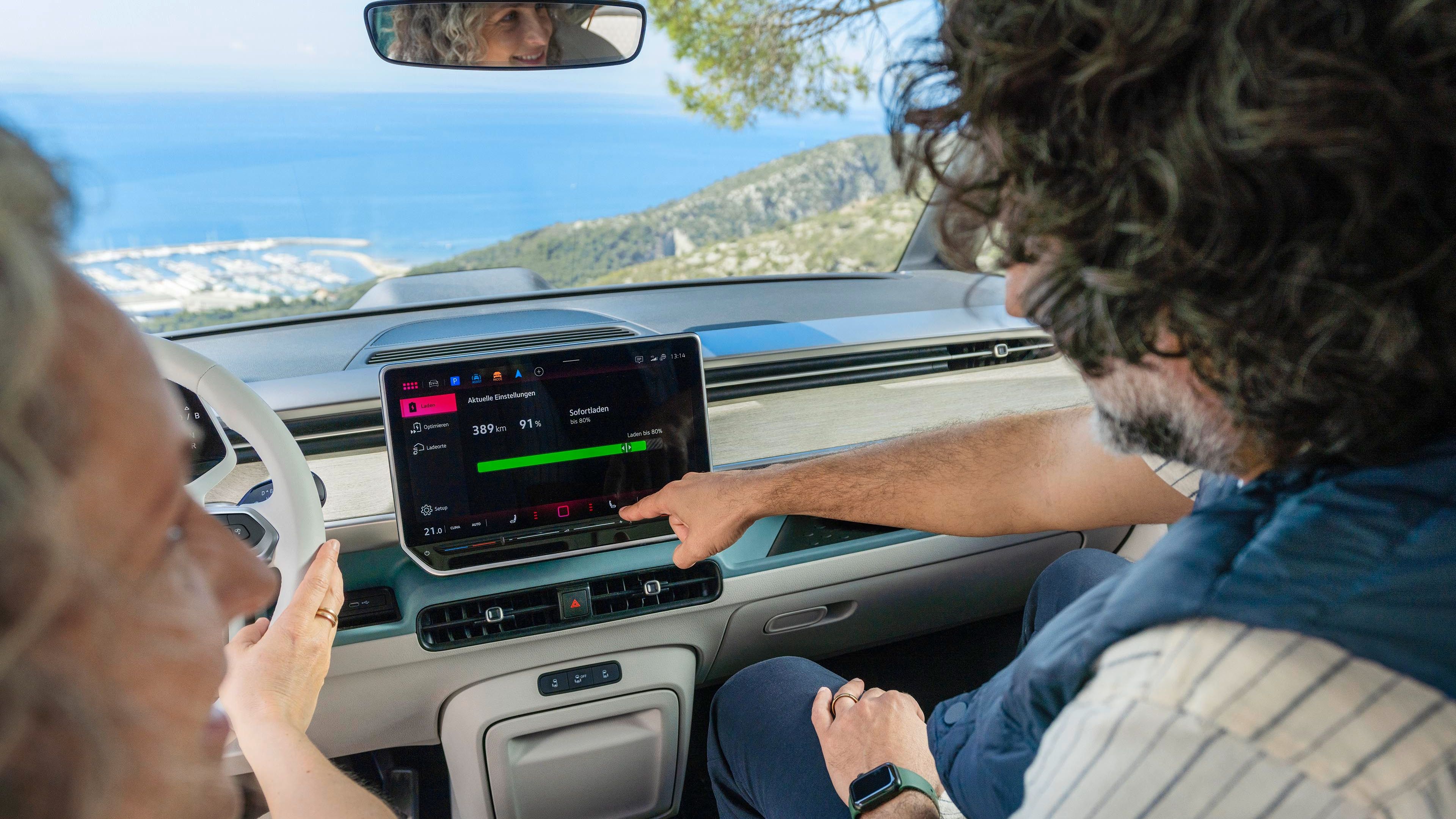 Mann bedient Infotainment von ID. Buzz