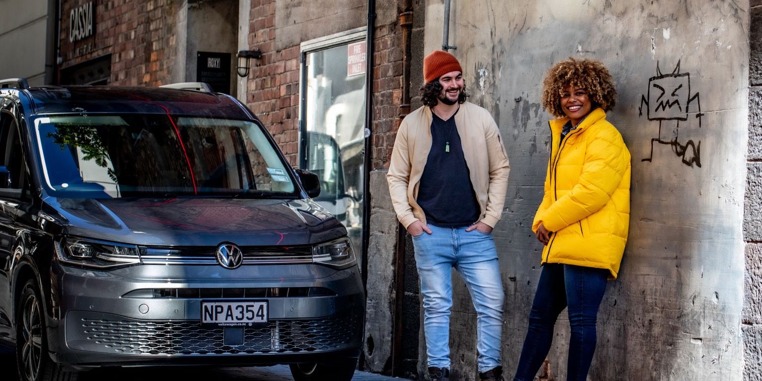 Frau und Mann stehen neben einem VW Nutzfahrzeug