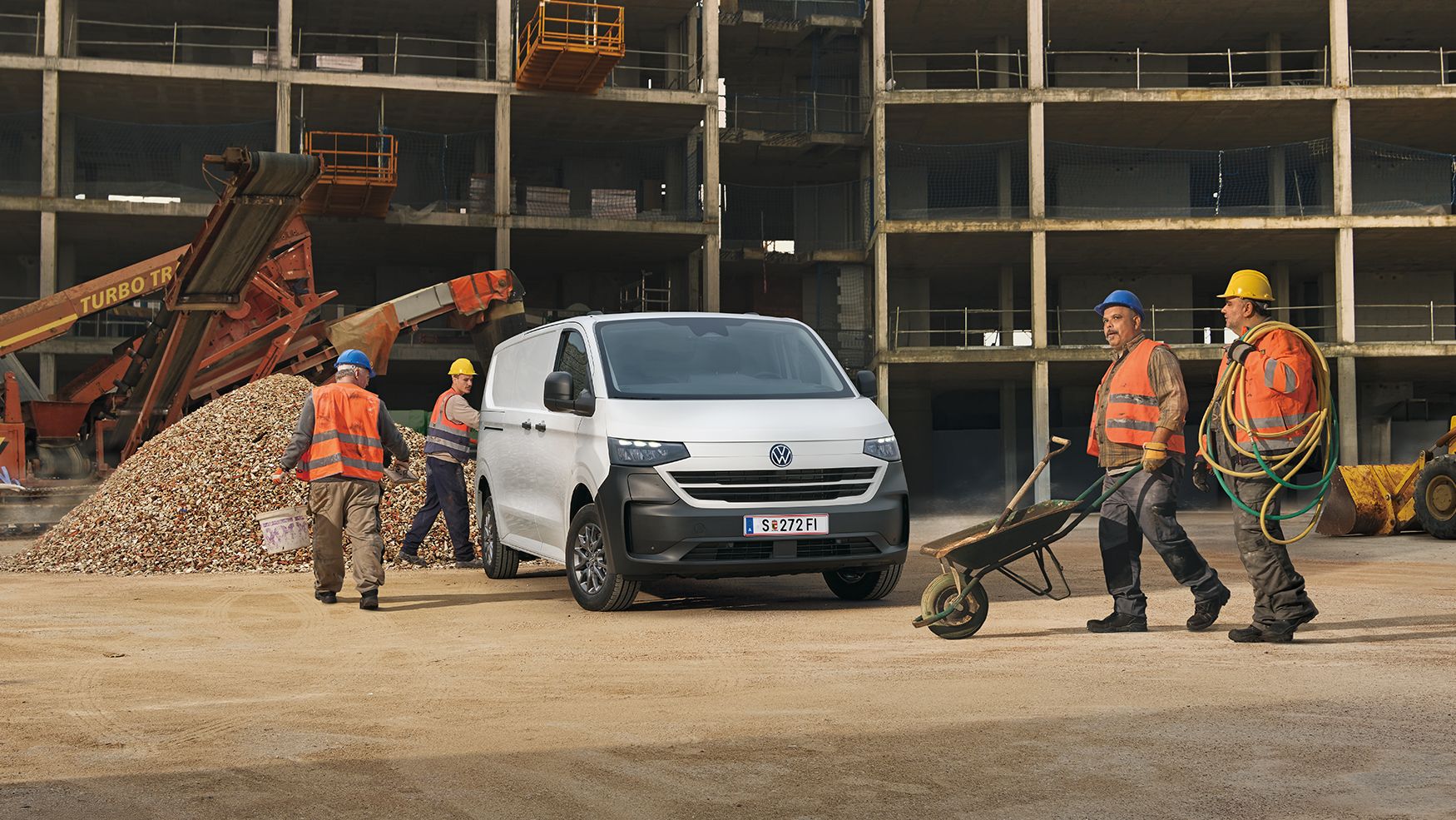 Transporter Kastenwagen auf Baustelle