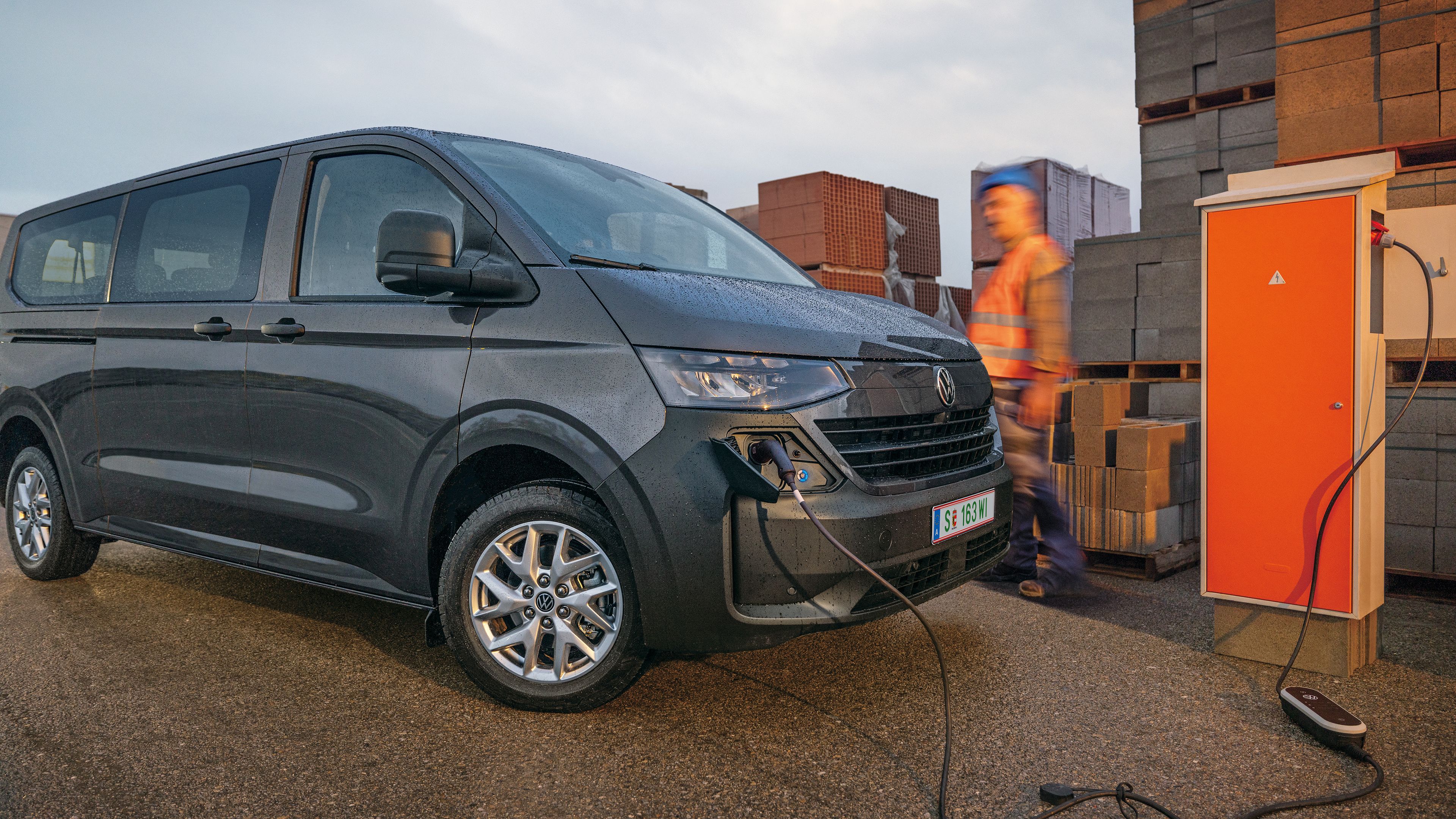 e-Transporter Kombi wird geladen