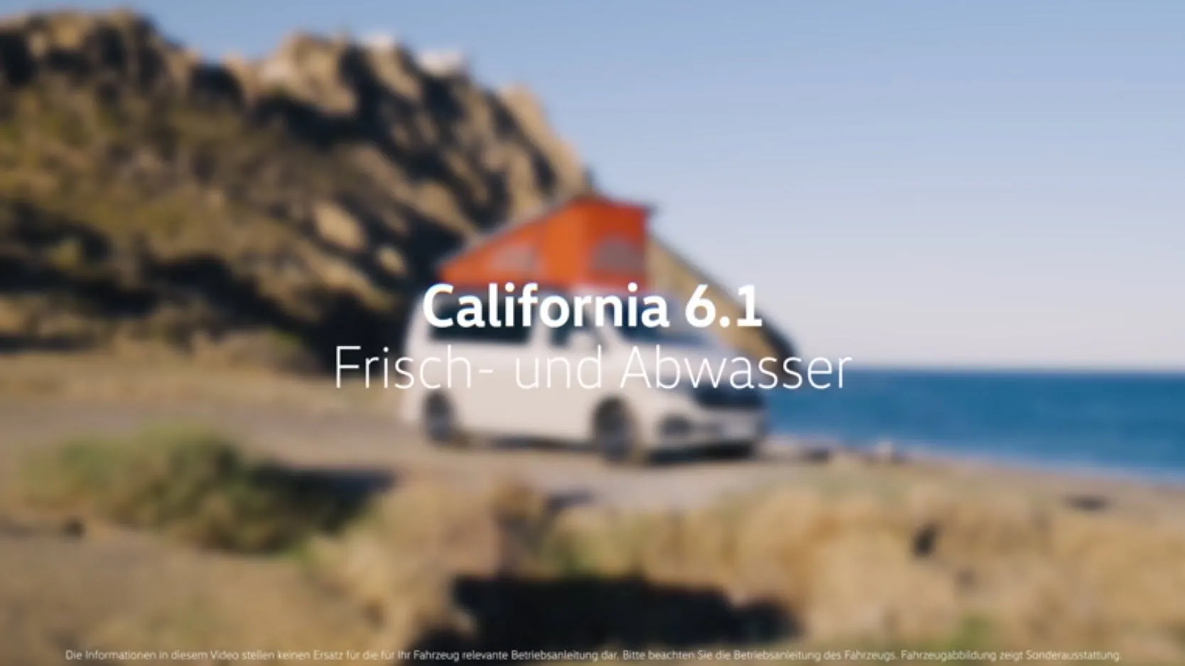 Ein weißer VW California steht am Ufer eines Sees, umgeben von Felsen und Natur. Auf dem Bild ist der Text "California 6.1 Frisch- und Abwasser" zu sehen. Der Hintergrund ist absichtlich unscharf, um den Fokus auf den Text zu lenken.