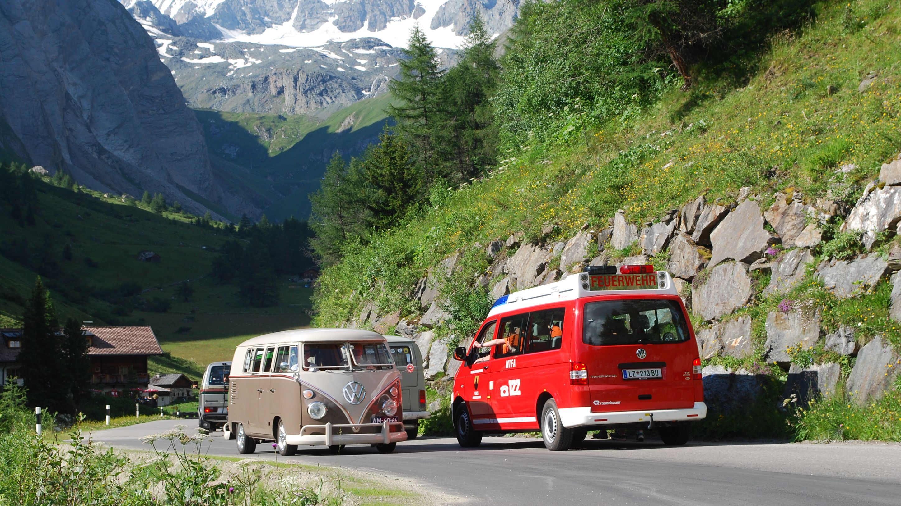 Bullitreffen Feuerwehr und Berg im Hintergrund