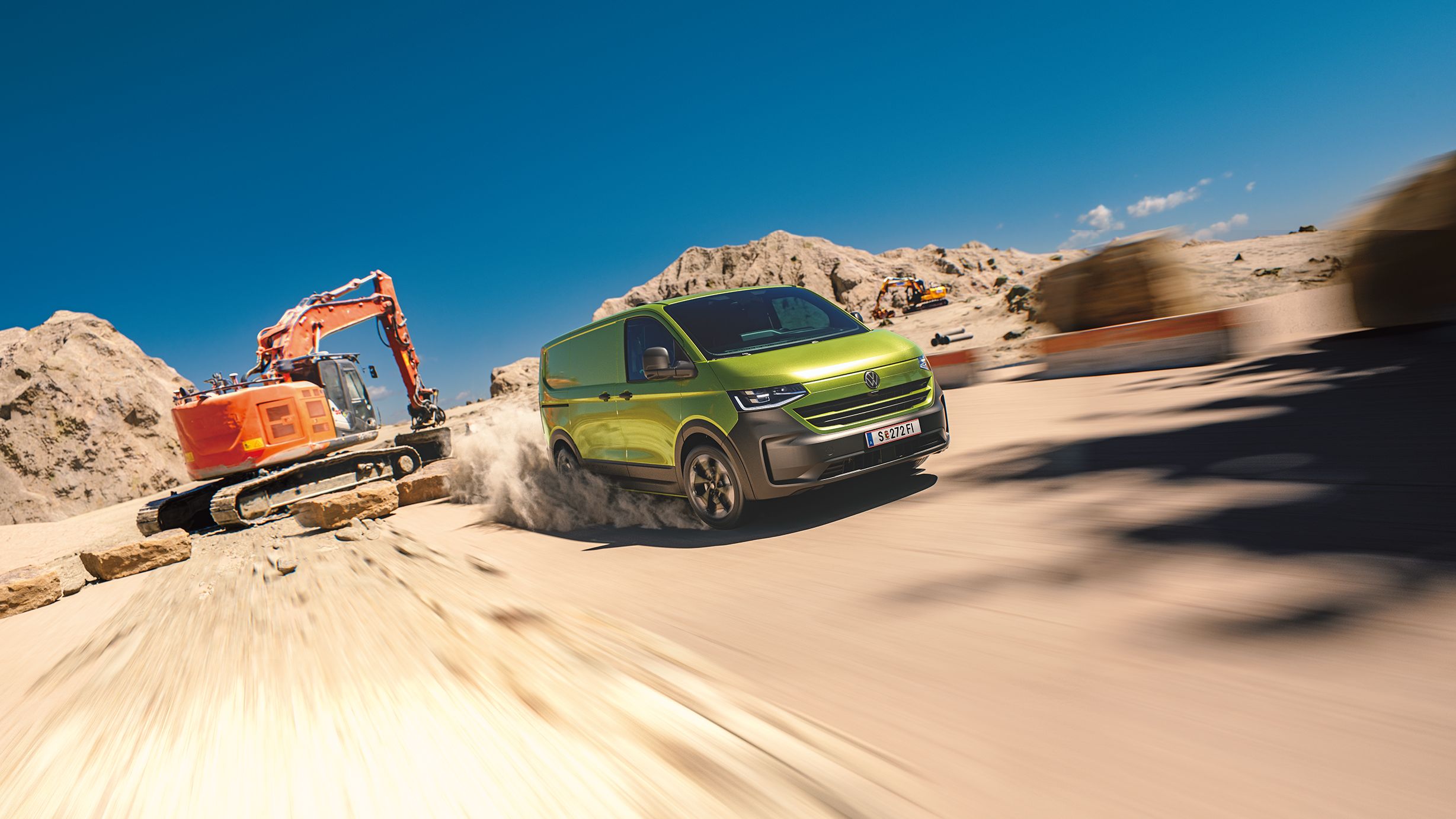 VW Transporter fährt durch den Sand