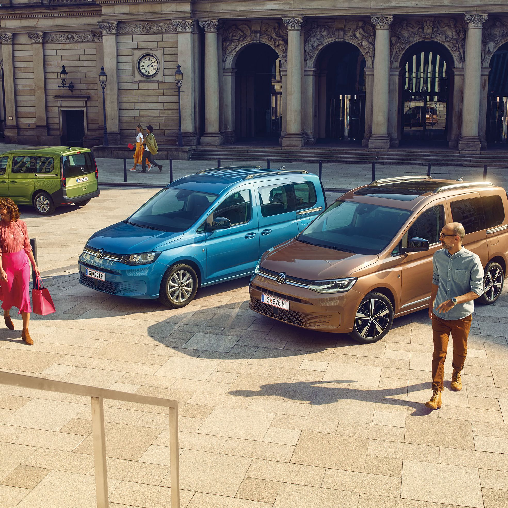 Der neue VW Caddy mit einer Familie, die vom Fahrzeug weggeht