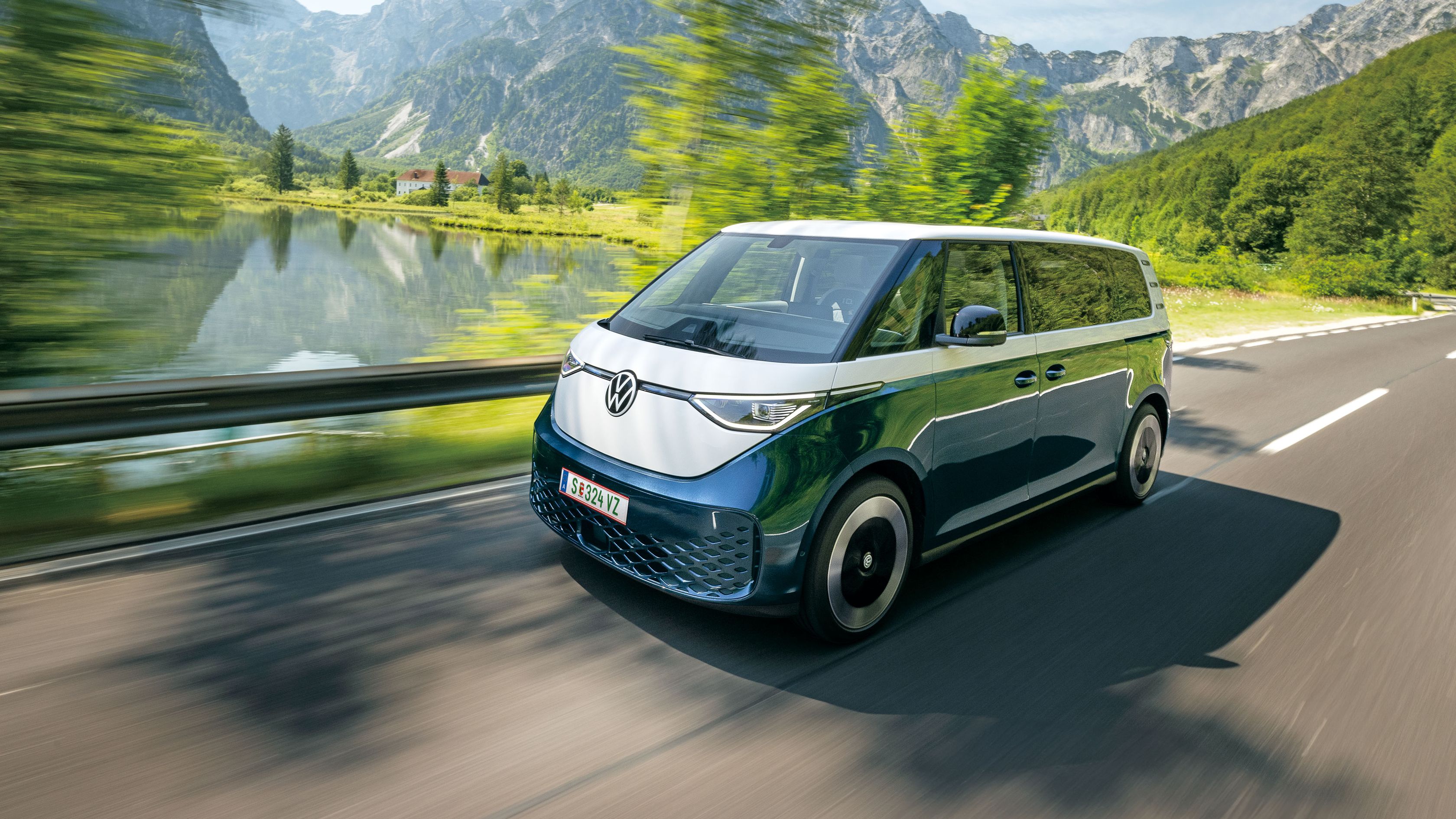 Blauer ID. Buzz fährt eine Landstraße entlang