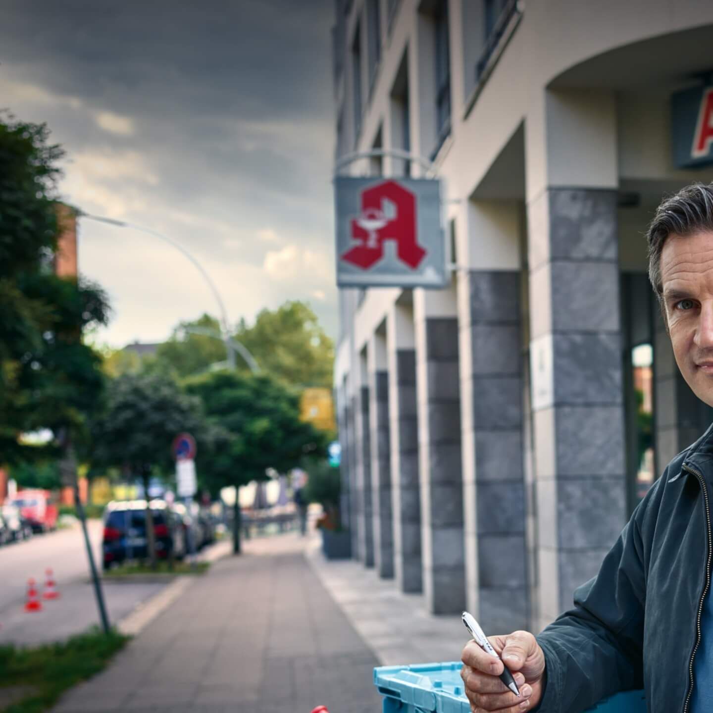 Lieferant mit Lieferung vor Apotheke