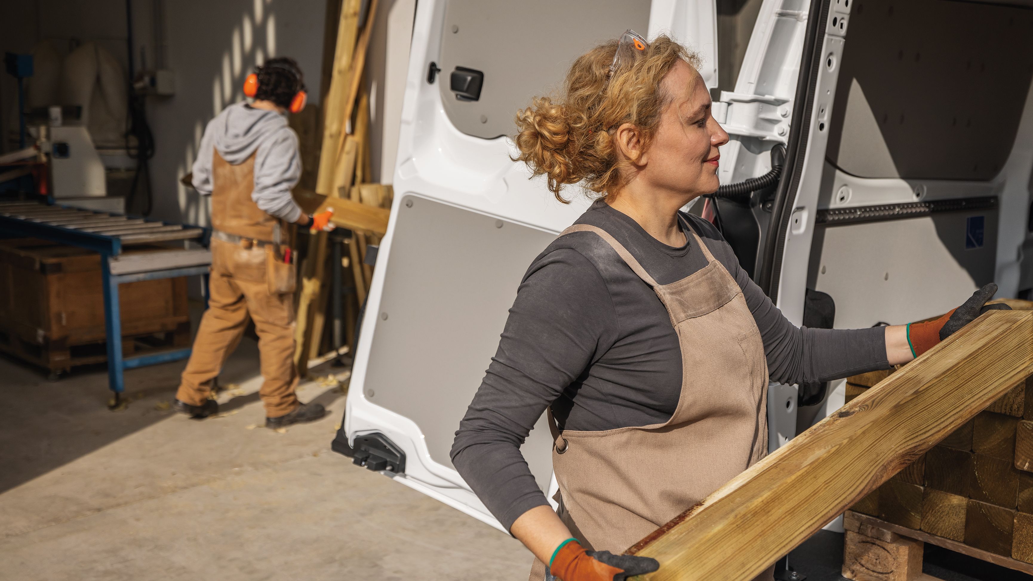 VW Transporter wird mit Holz beladen