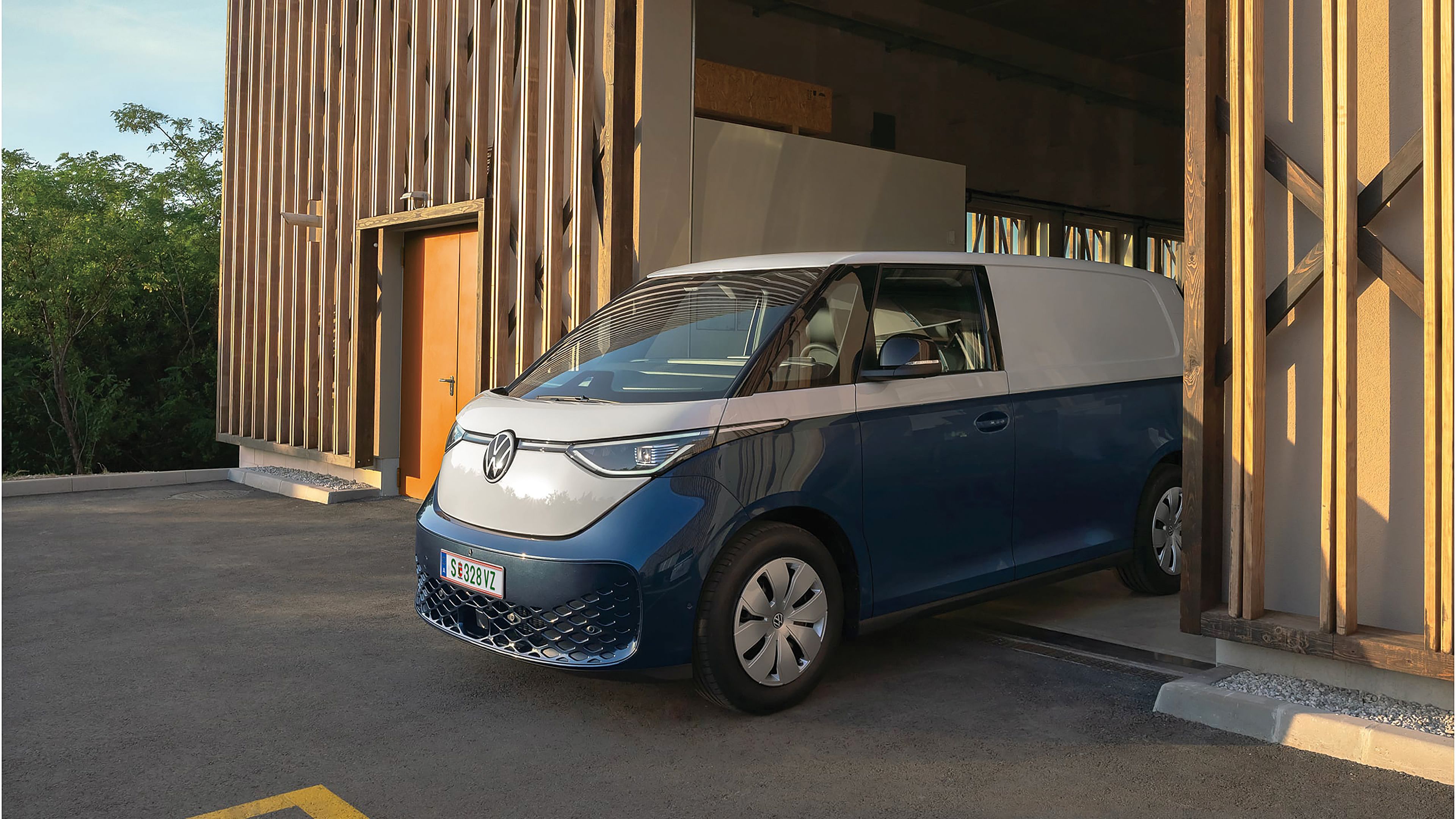 Ein weiß blauer ID. Buzz Cargo fährt durch ein Rolltor